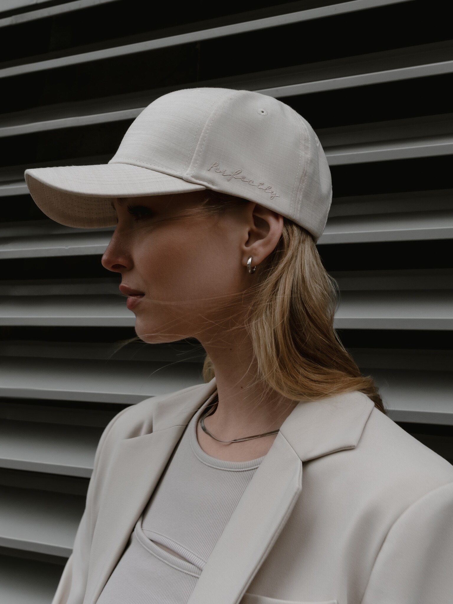 Бейсболка с вышивкой сбоку :: LICHI - Online fashion store