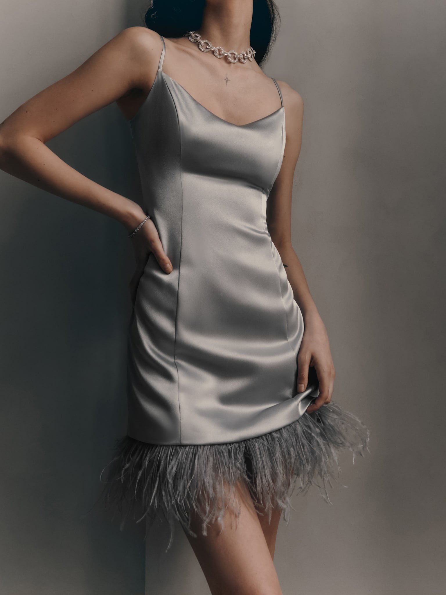 Атласное платье мини с перьями
