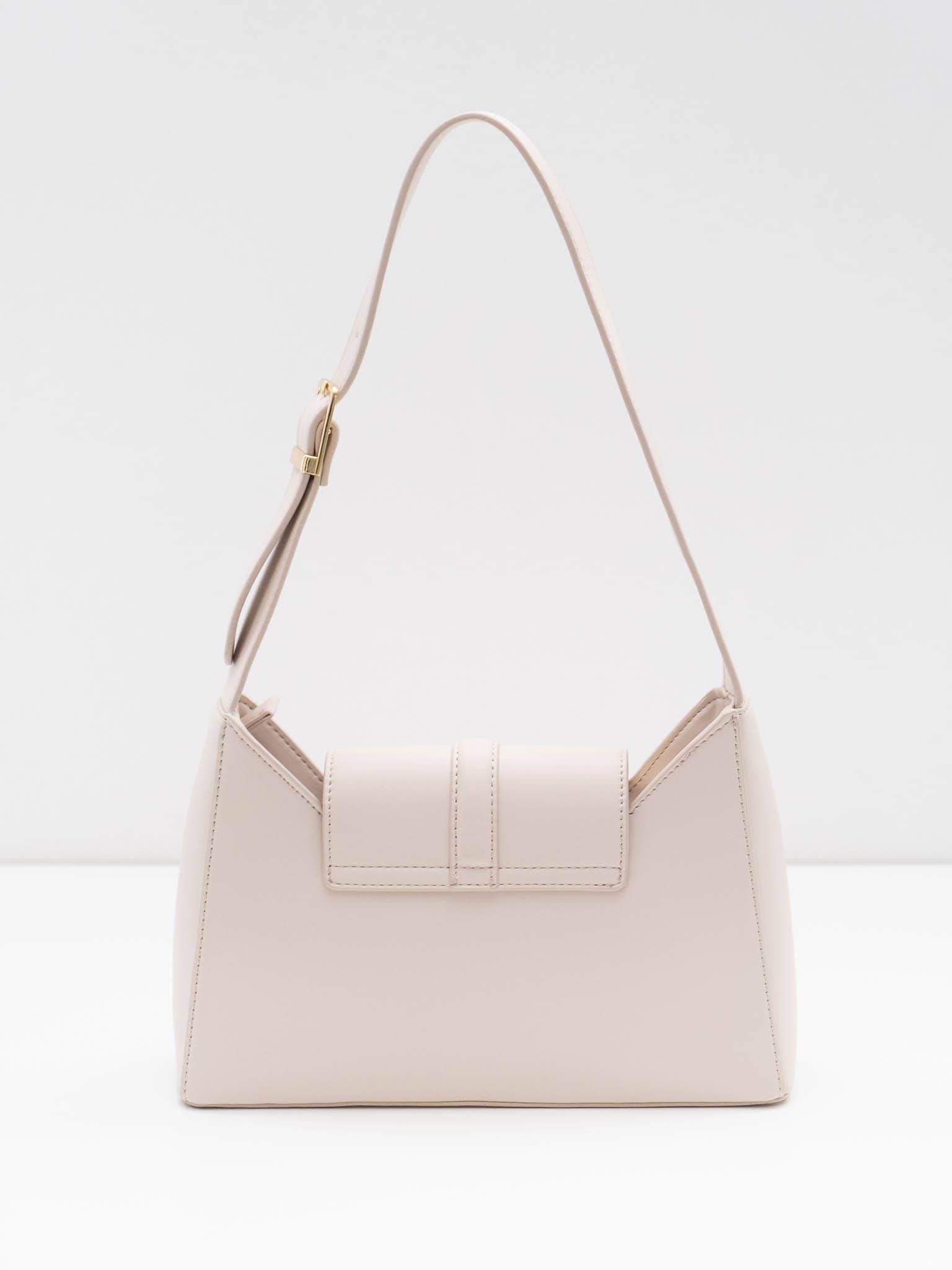 Trapeze-shaped bag with wide shoulder strap