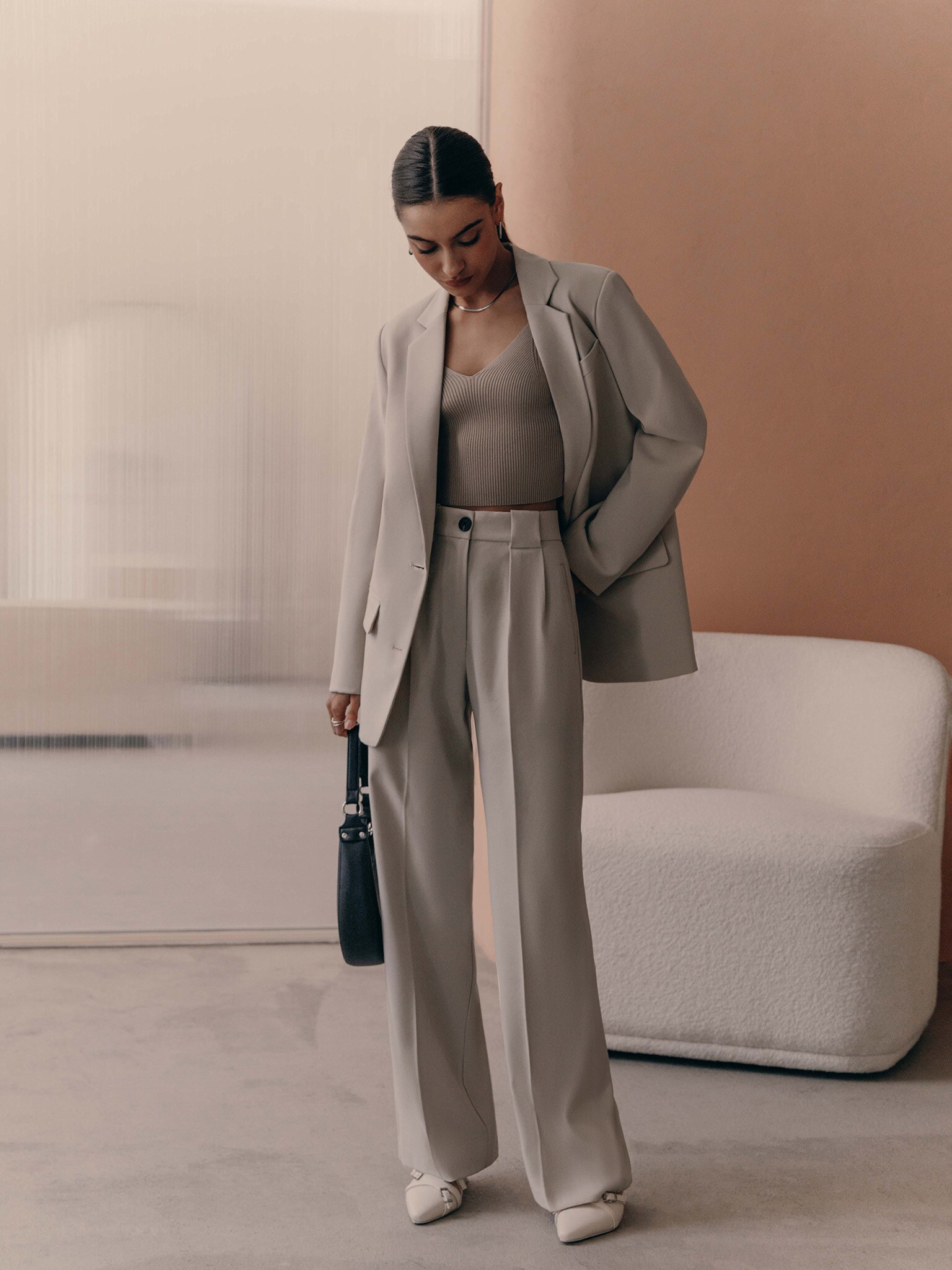 Palazzo trousers with pleats at the waist and contrasting button