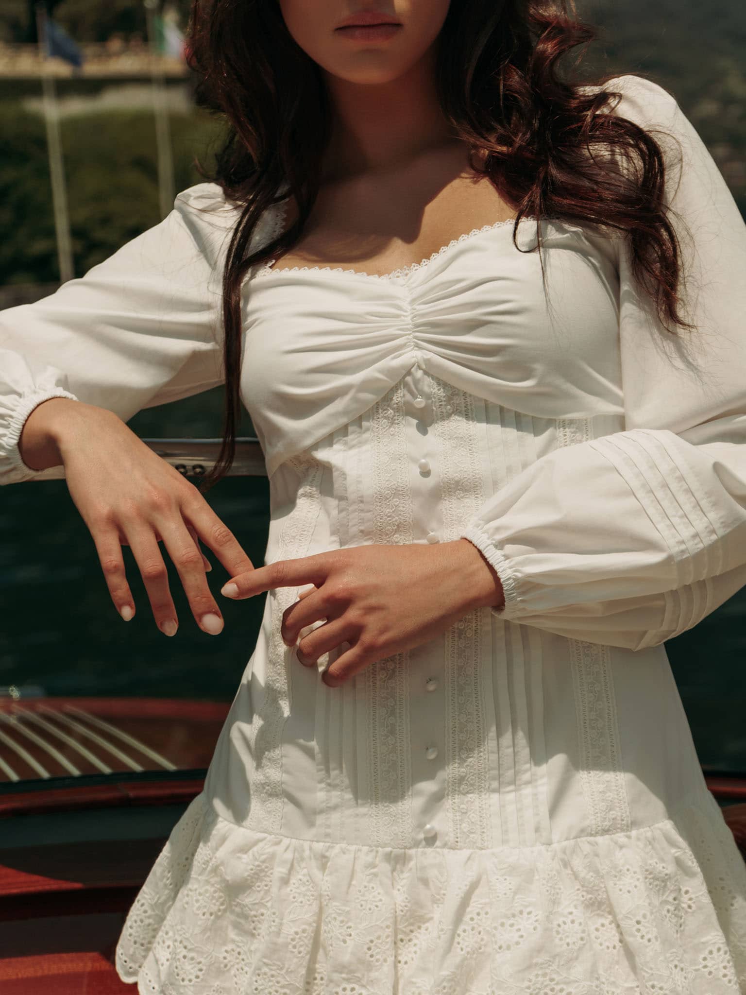 Spitzen-Minikleid mit Volant