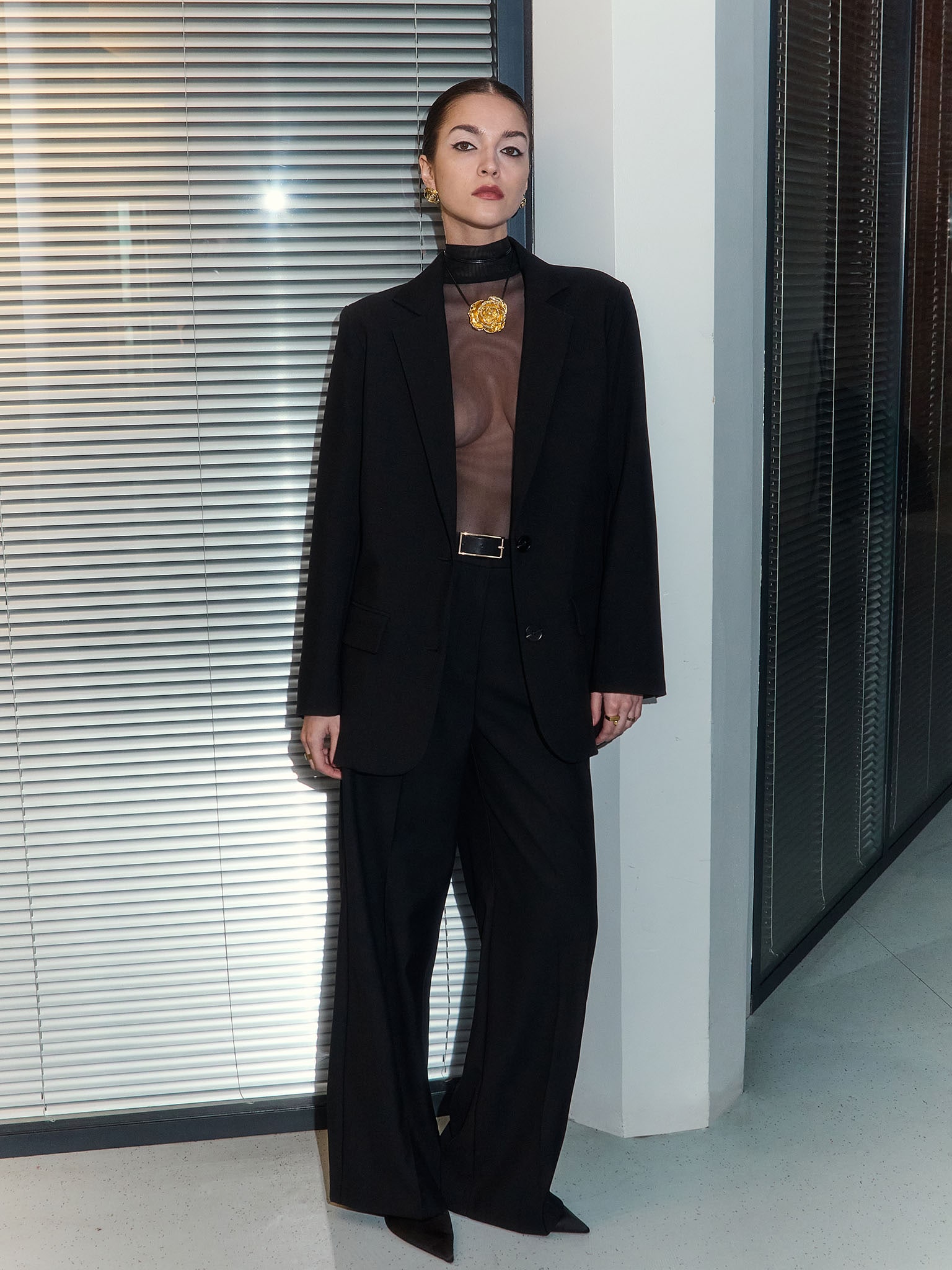 Lockere Hose mit breitem Gürtel