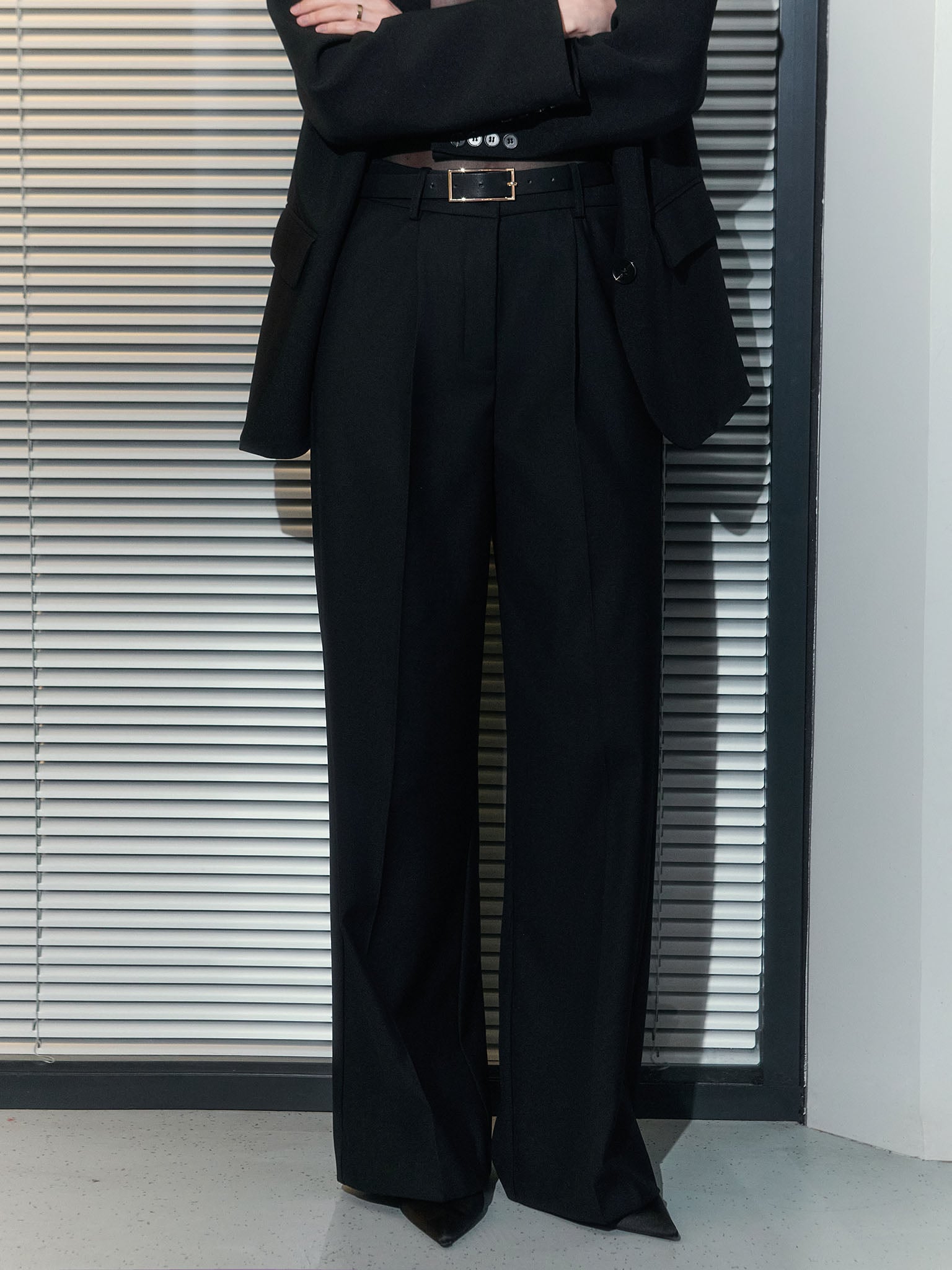 Loose trousers with wide belt