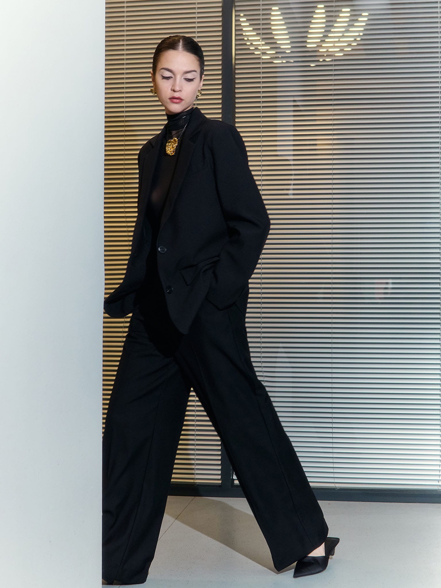 Lockere Hose mit breitem Gürtel