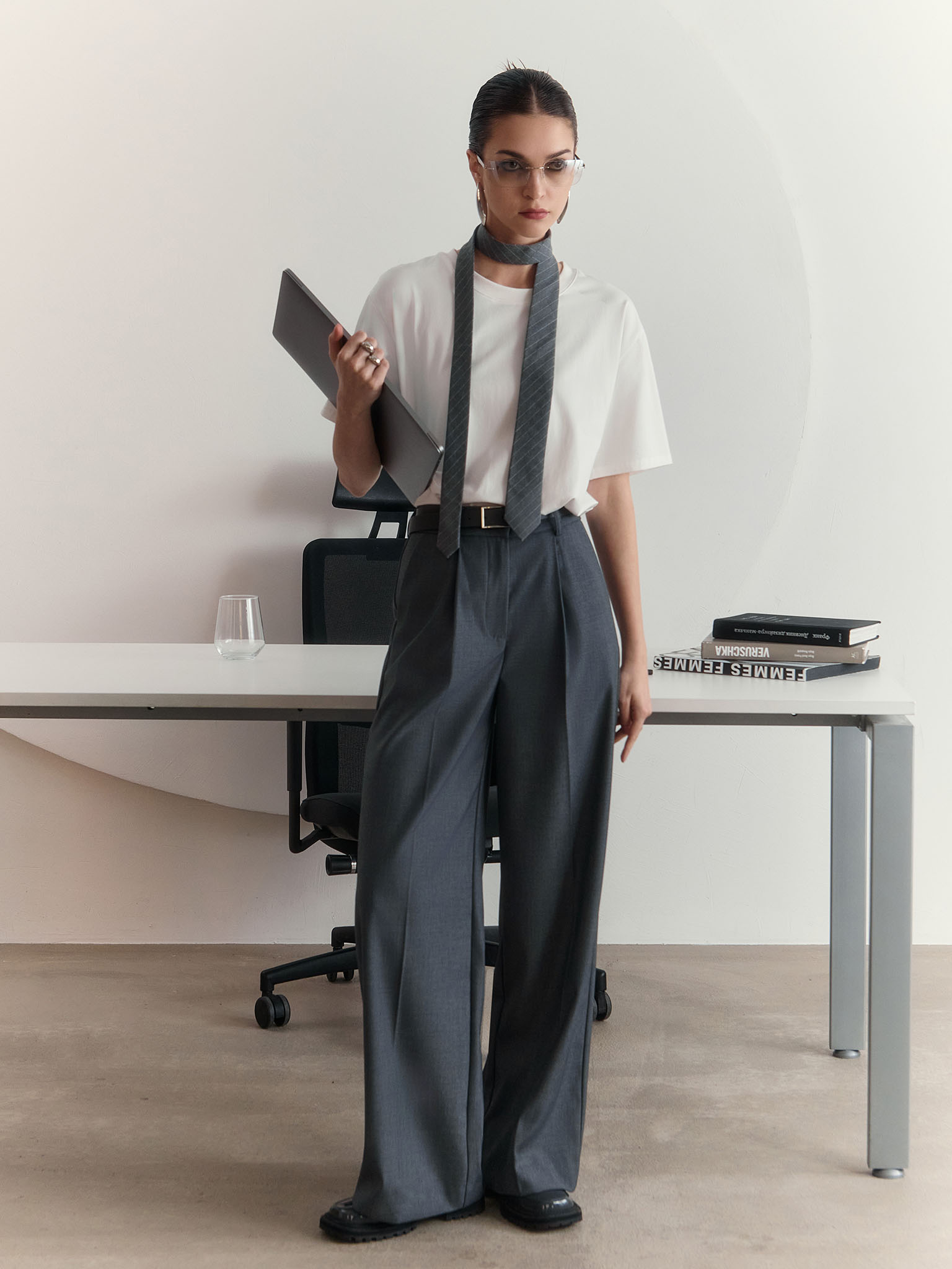 Свободные брюки с широким ремнем