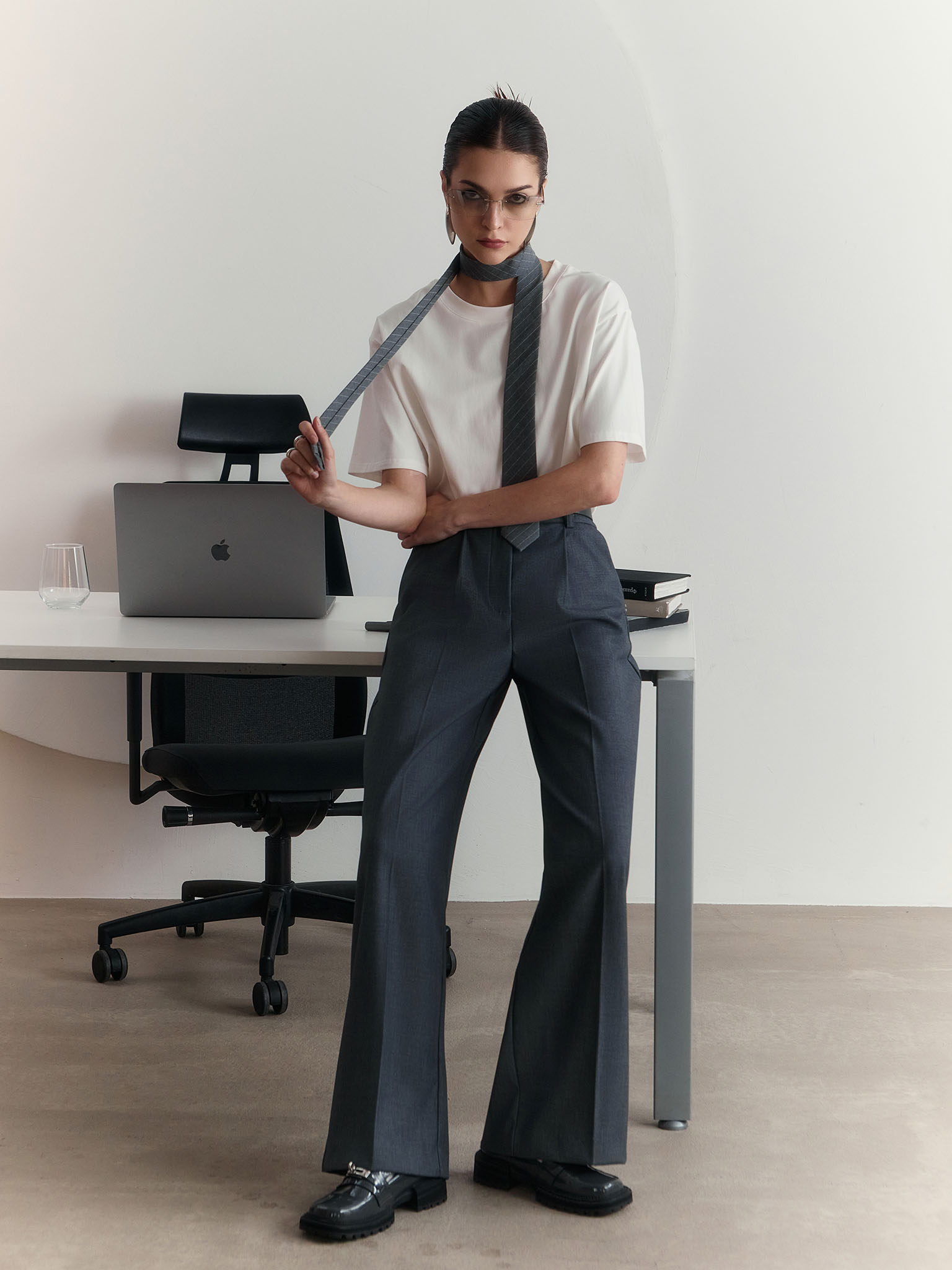 Свободные брюки с широким ремнем