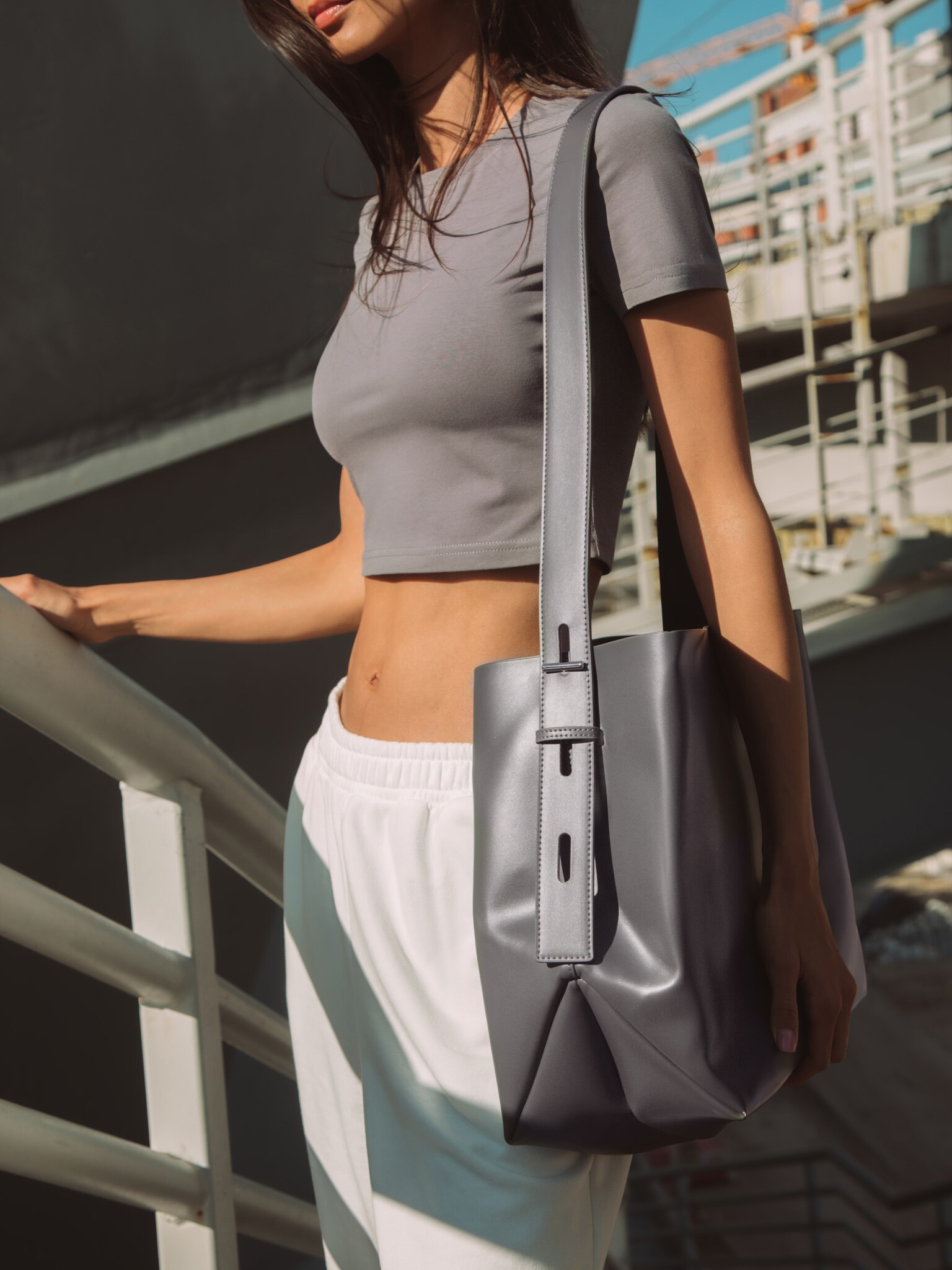 Wide-strap tote bag