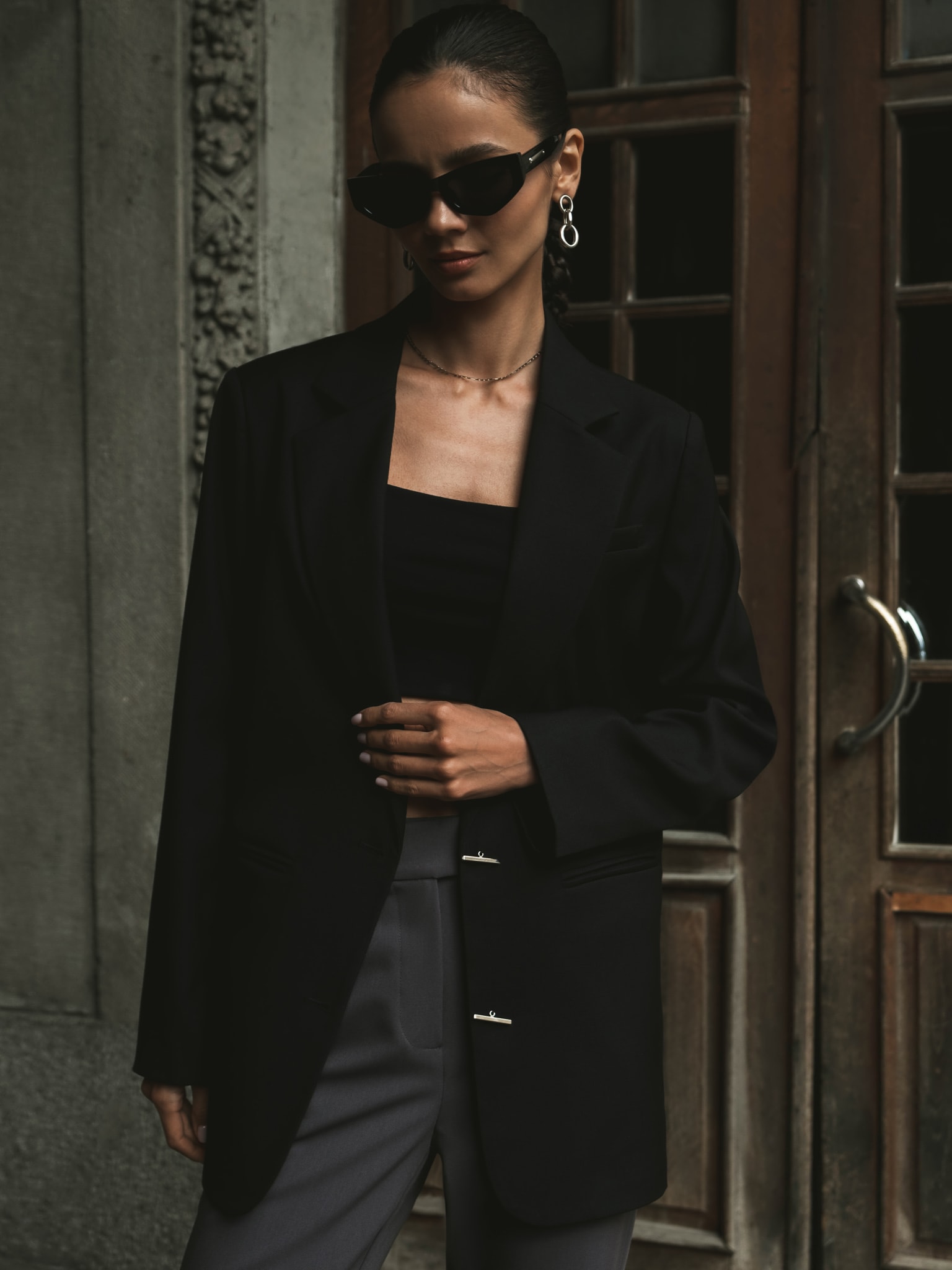 جاكيت بصدر احادي بمشبك فضي اللون