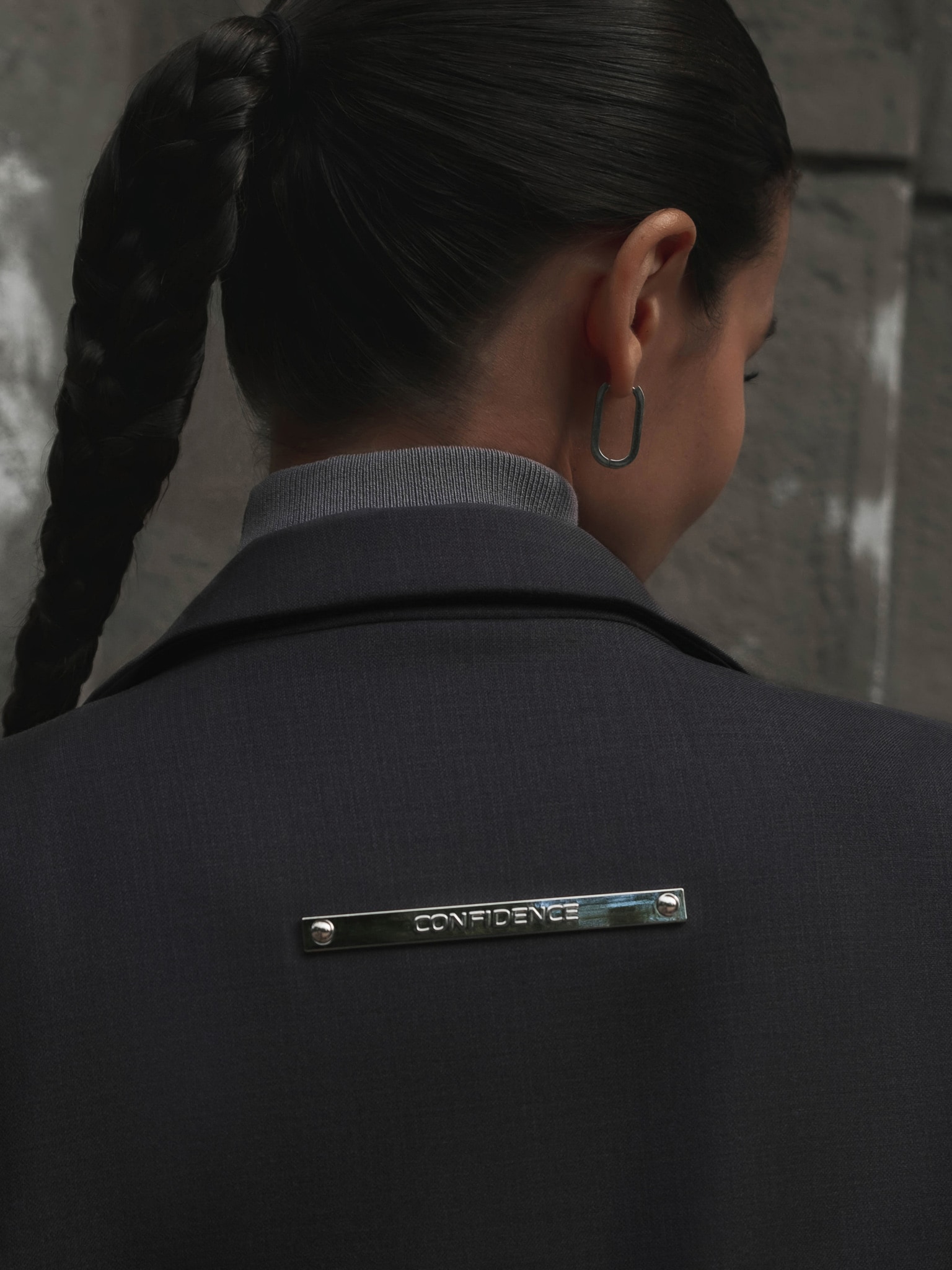 جاكيت بصدر احادي بمشبك فضي اللون