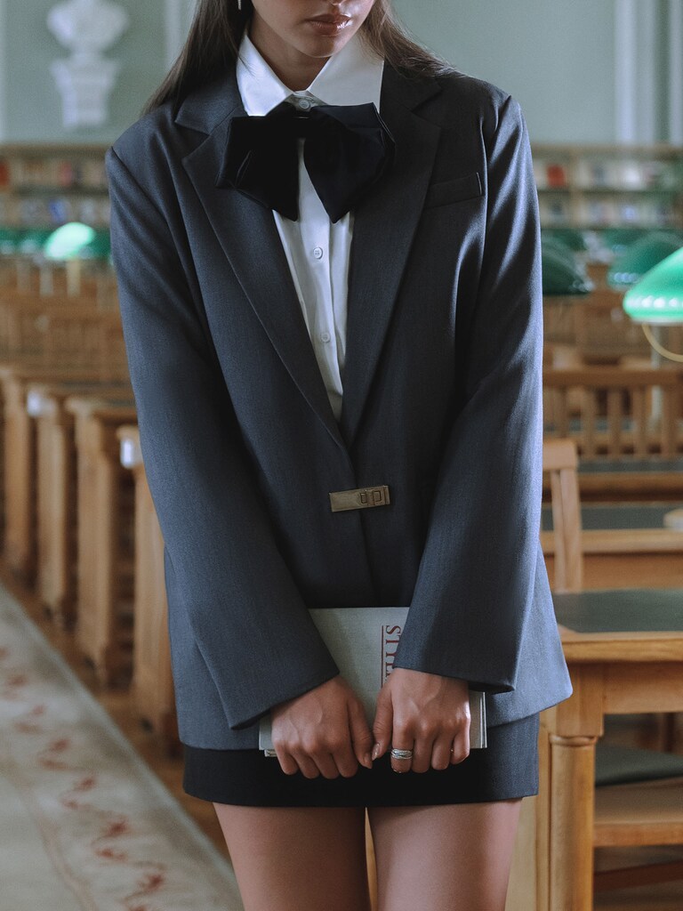 Single-breasted jacket with metal clasp