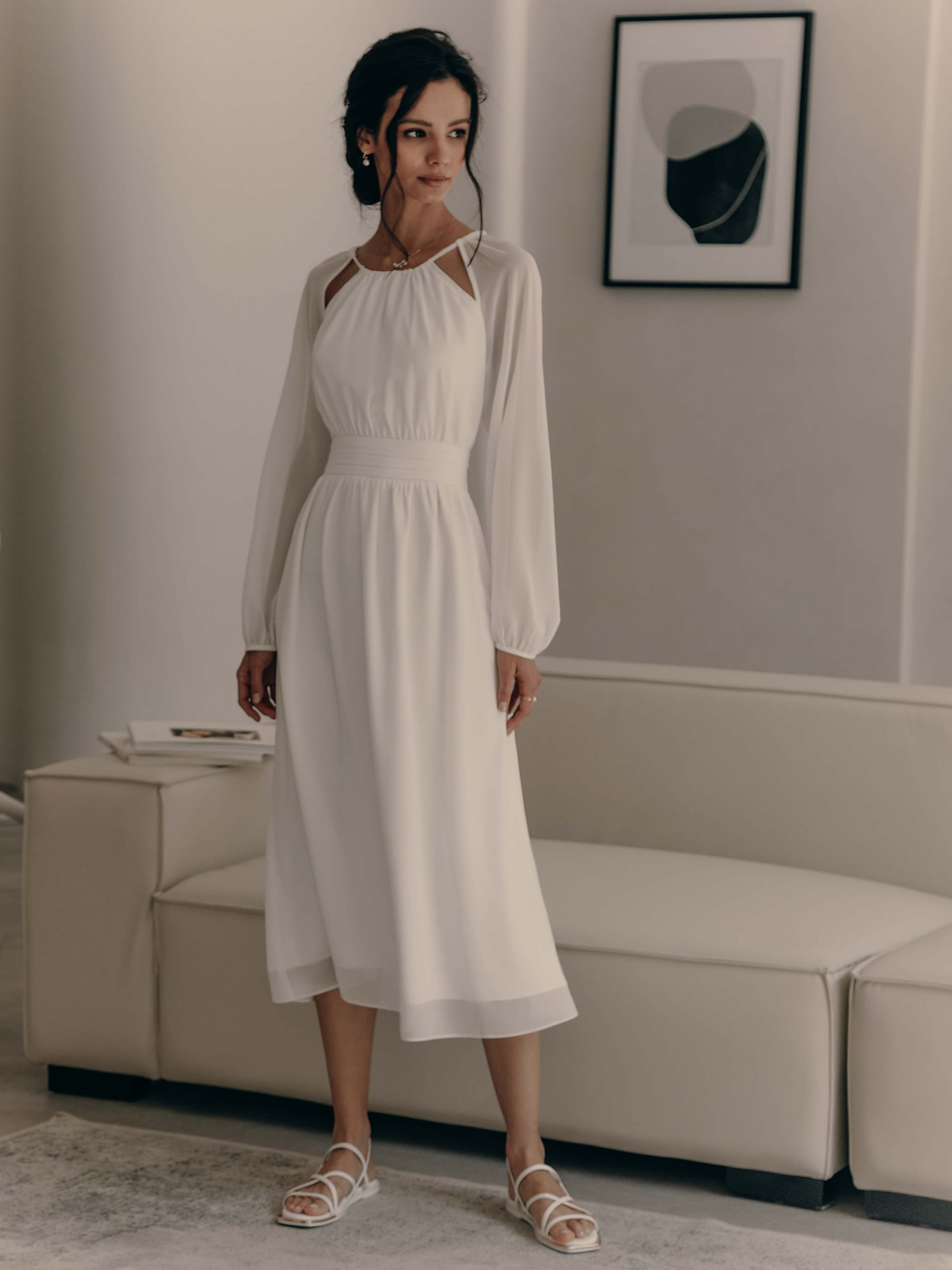 Легкое платье миди с лентами на талии