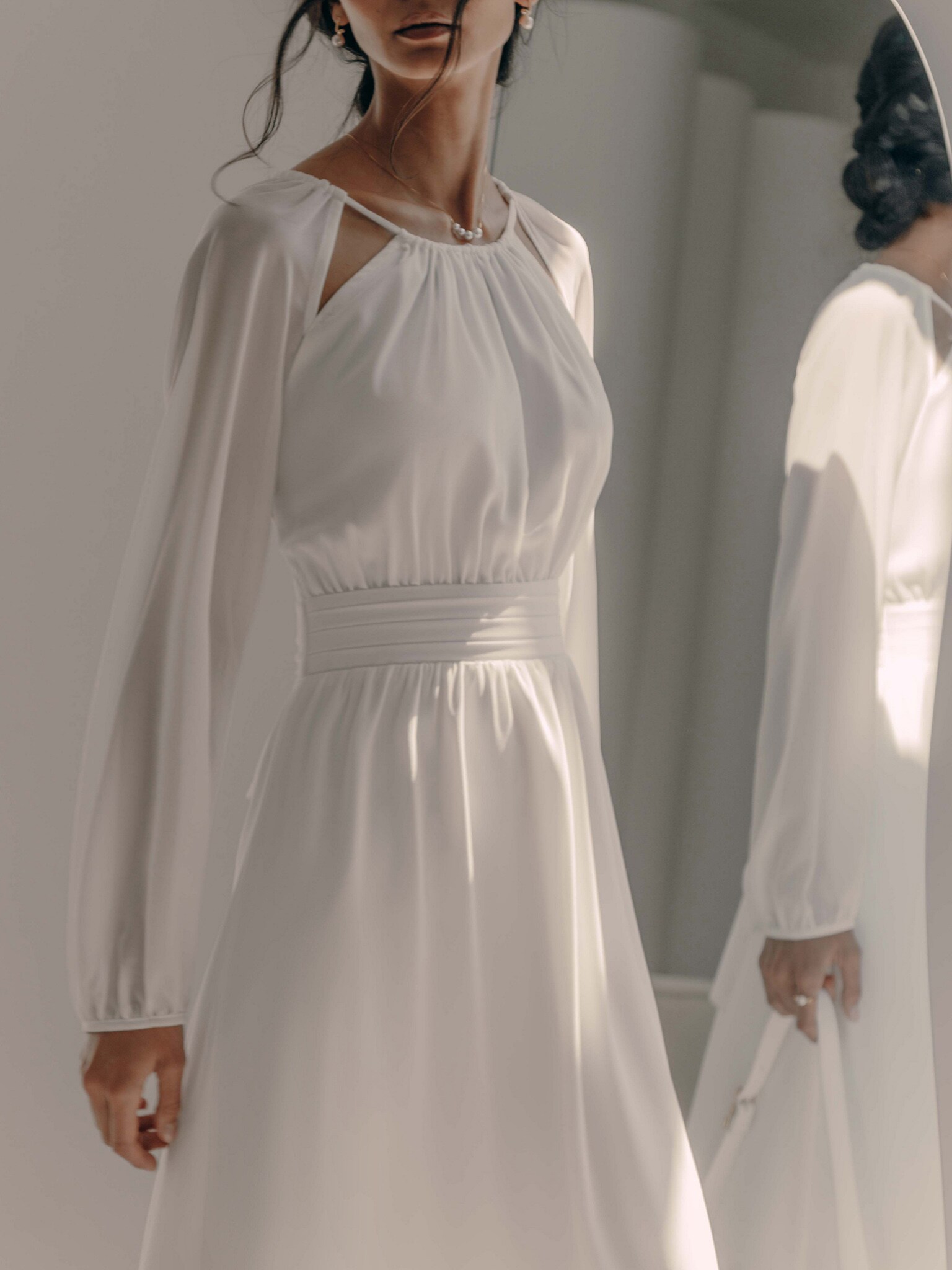 Легкое платье миди с лентами на талии