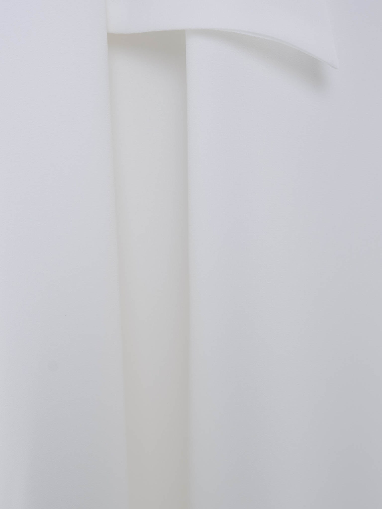 Легкое платье миди с лентами на талии