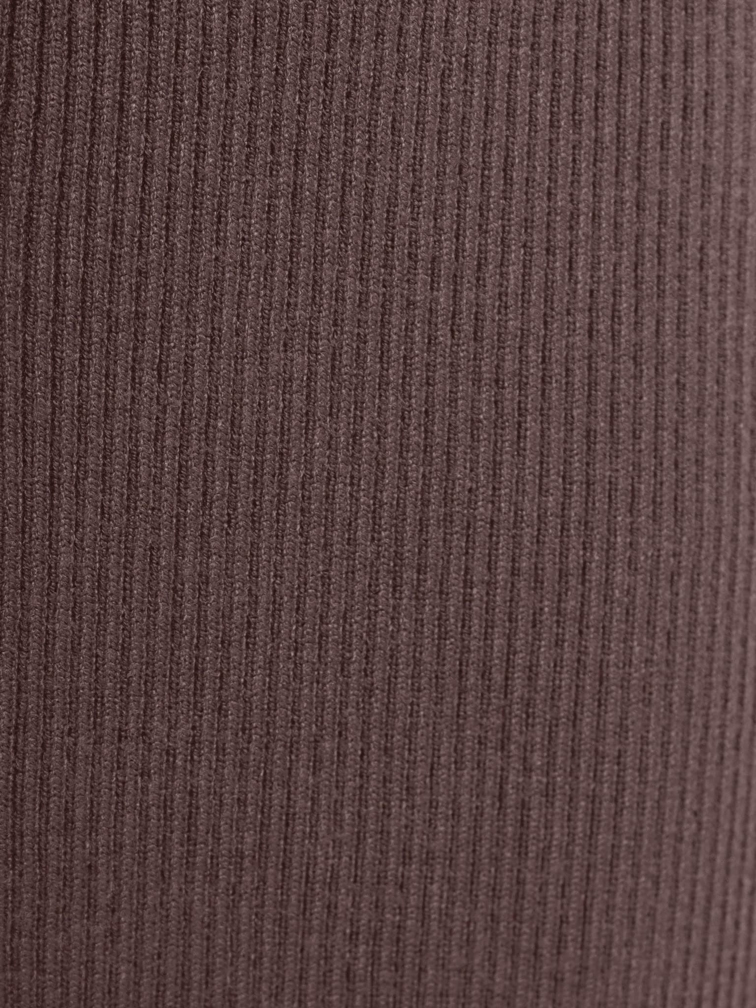 Трикотажное платье миди с ремнем и золотистым декором