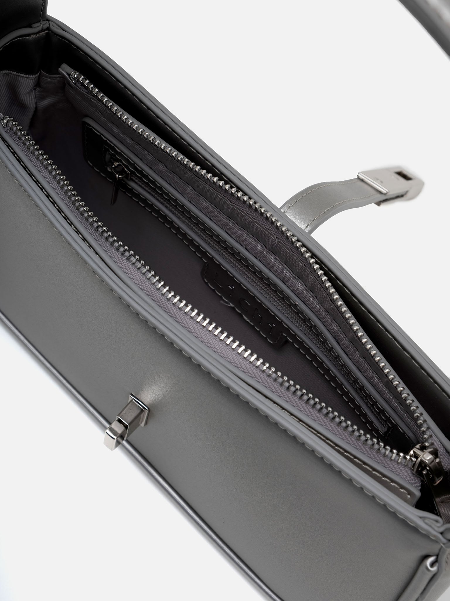 Baguette-Tasche mit Metallschließe und passenden Griffen