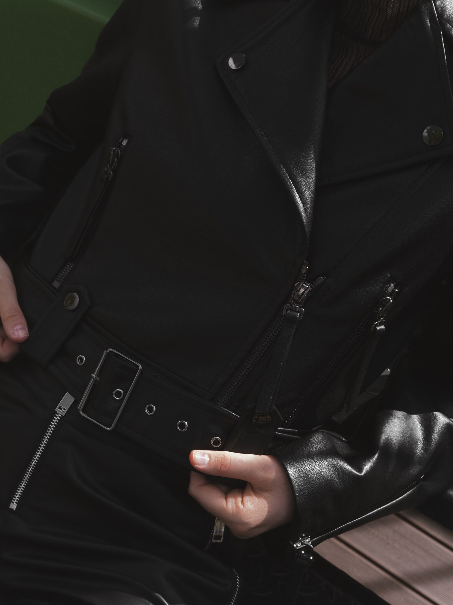 Przycięta kurtka z ekoskóry