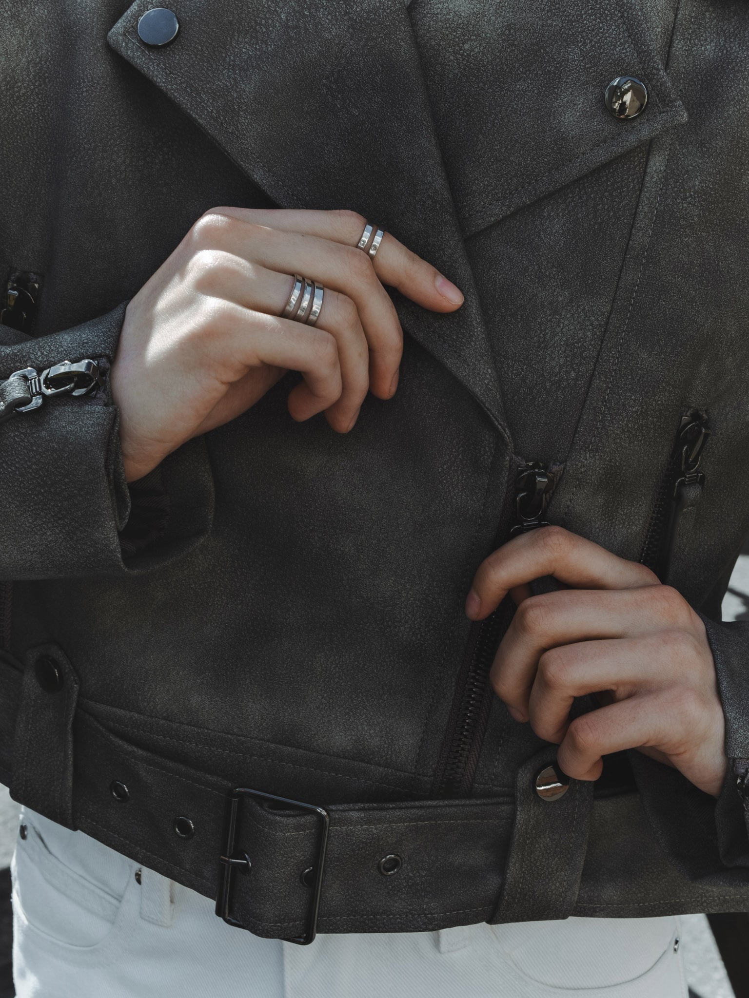 Укороченная куртка из экокожи