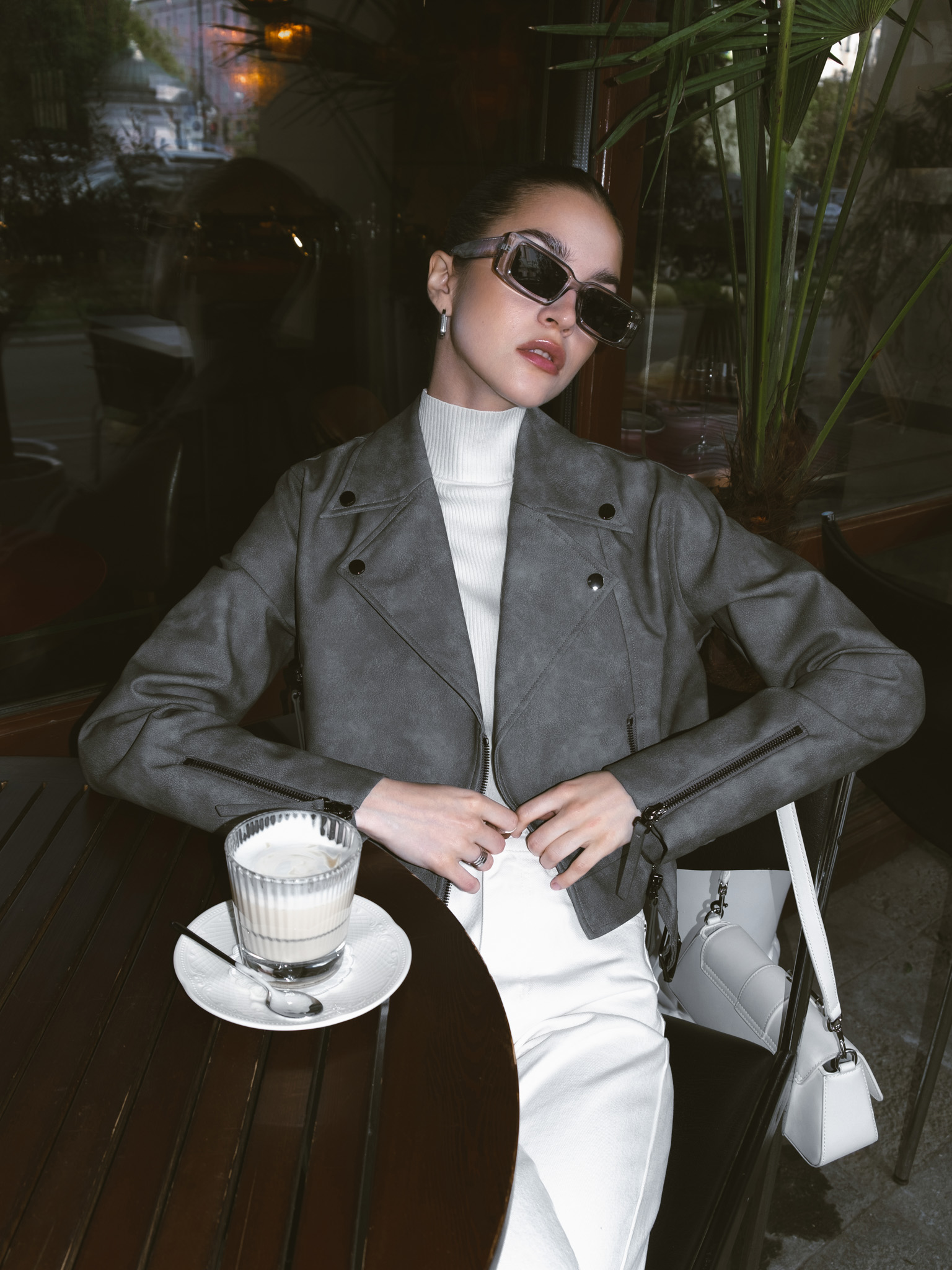 Укороченная куртка из экокожи