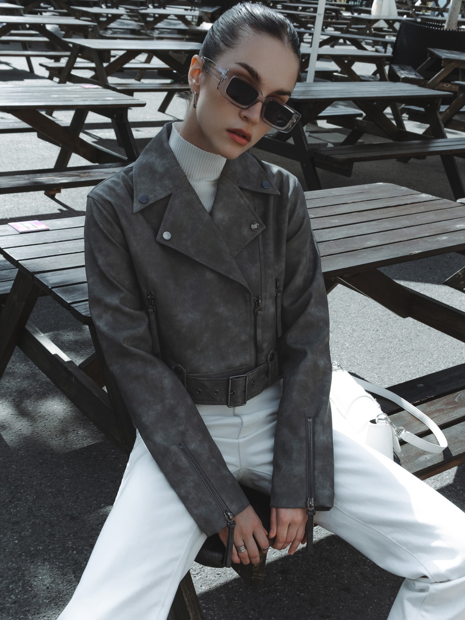 Укороченная куртка из экокожи