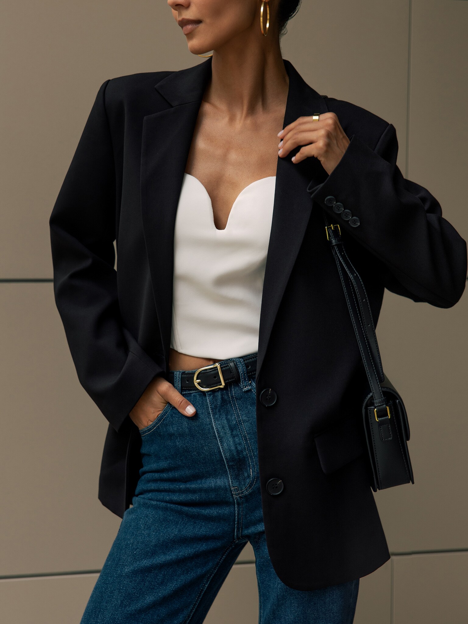 Single-breasted jacket with contrasting buttons