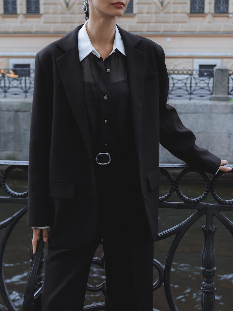 Einreihige Jacke mit kontrastierenden Knöpfen