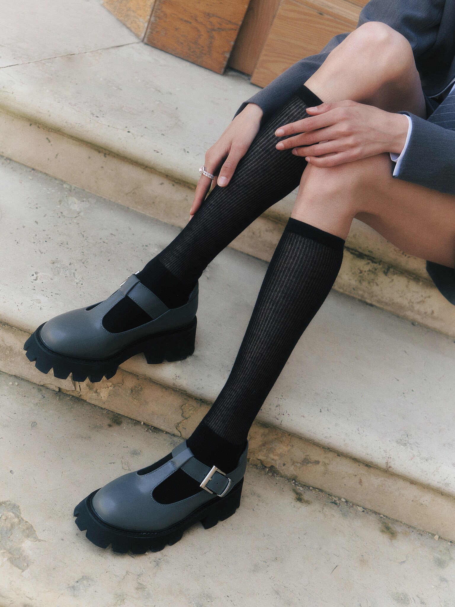 Monochrome ribbed knee socks