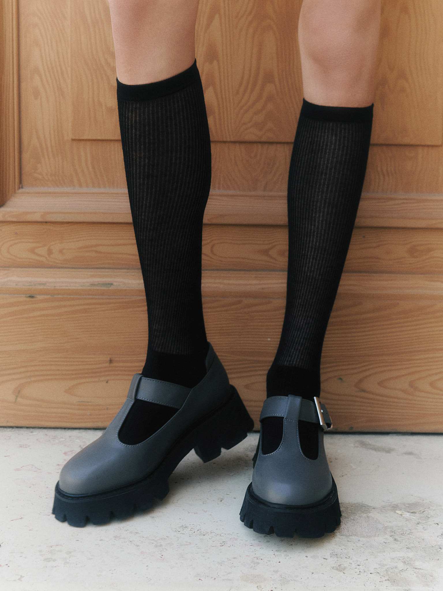 Monochrome ribbed knee socks