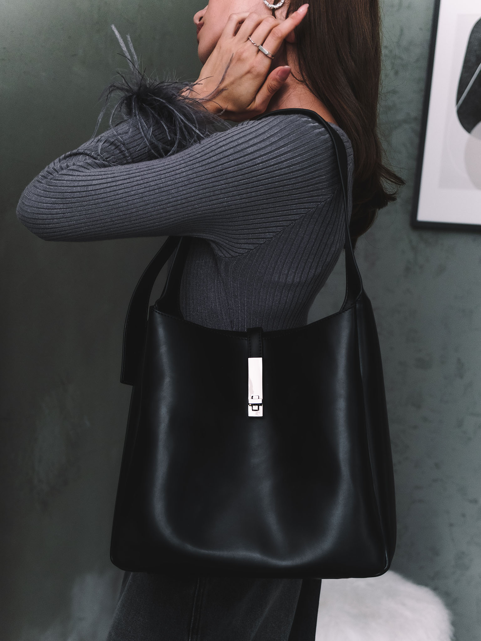 Square hard bag with a wide shoulder strap :: LICHI - Online fashion store