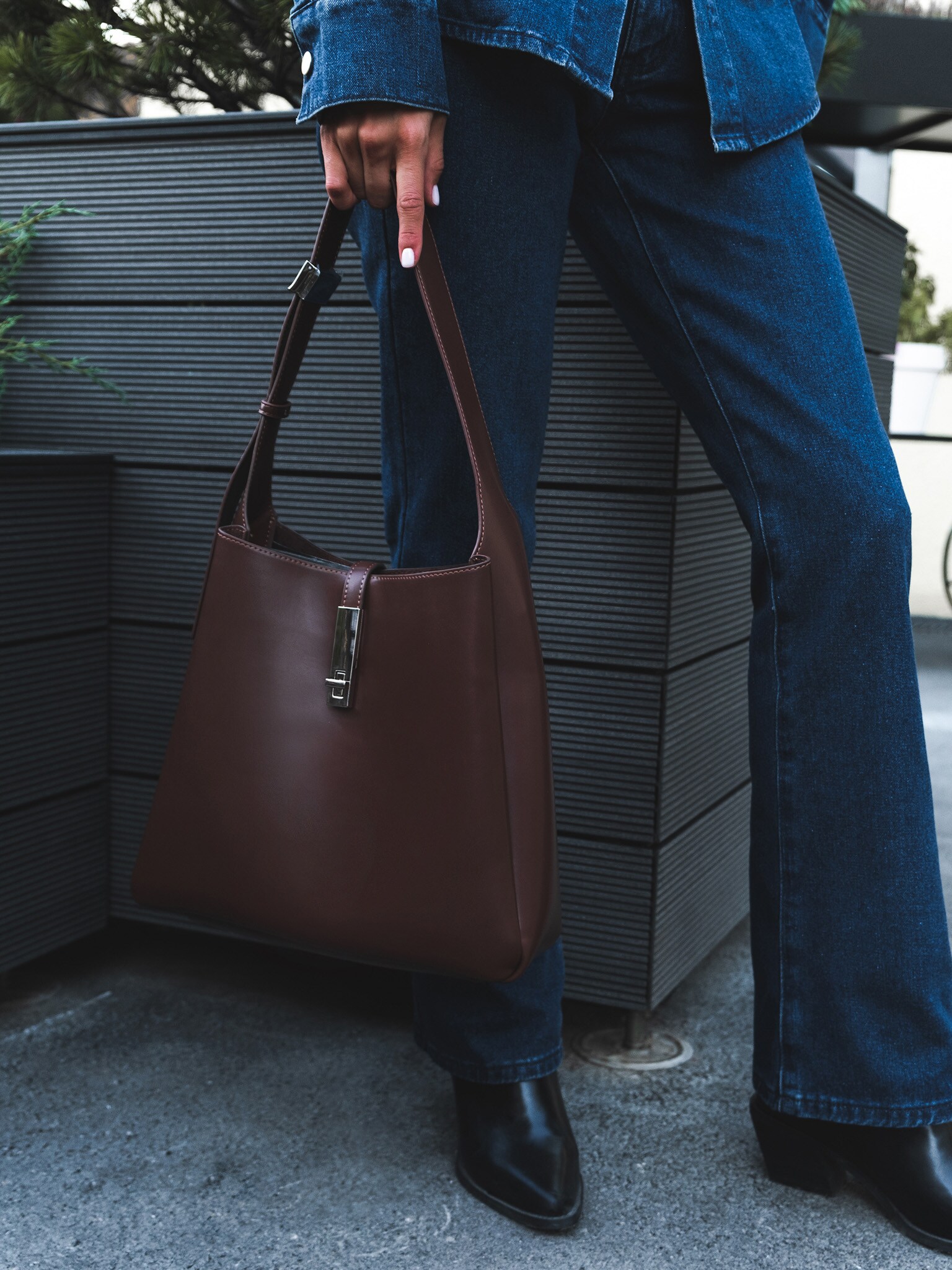 Square hard bag with a wide shoulder strap :: LICHI - Online