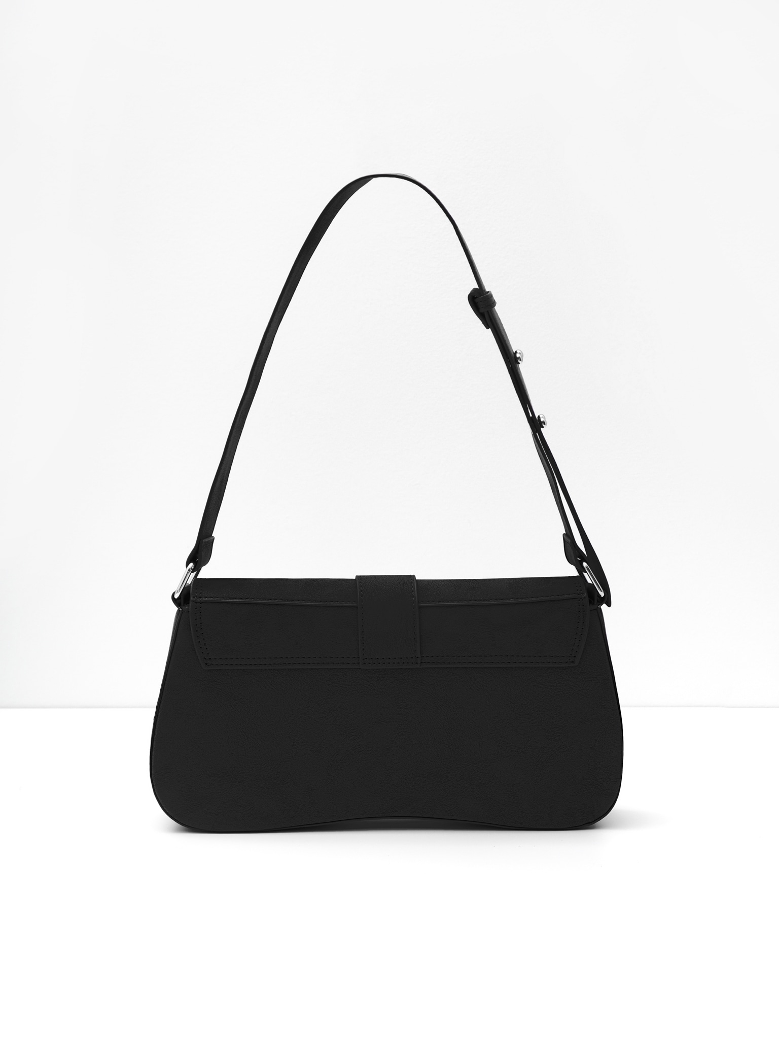 Сумка-багет с декоративными карманами