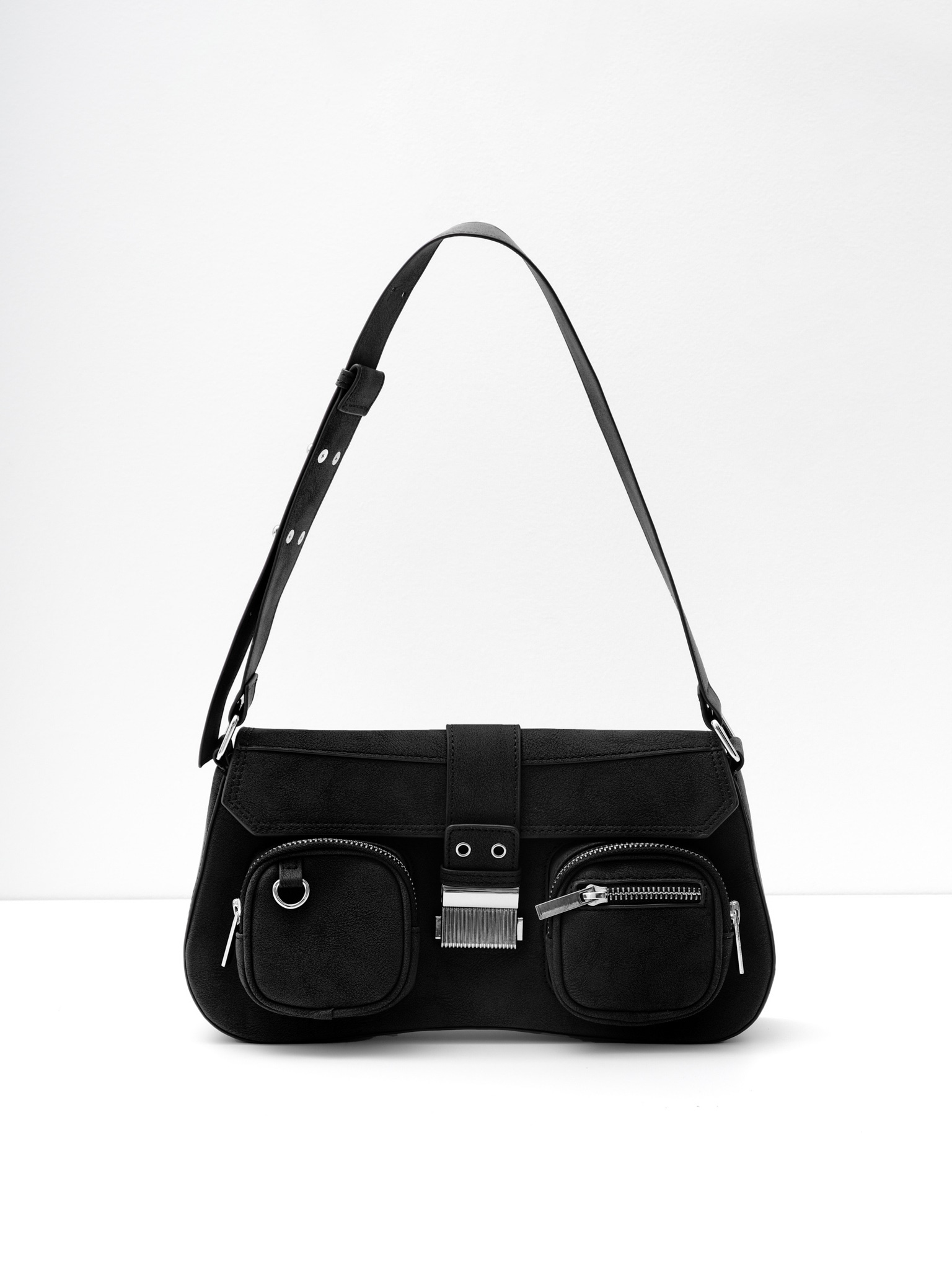 Сумка-багет с декоративными карманами