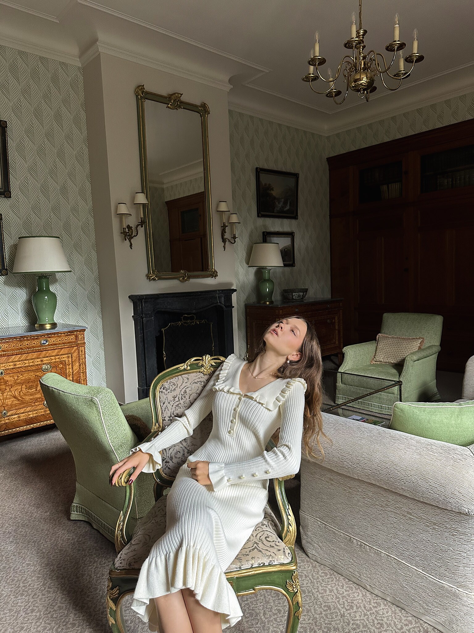 Midikleid aus Strick mit kleinen Rüschen