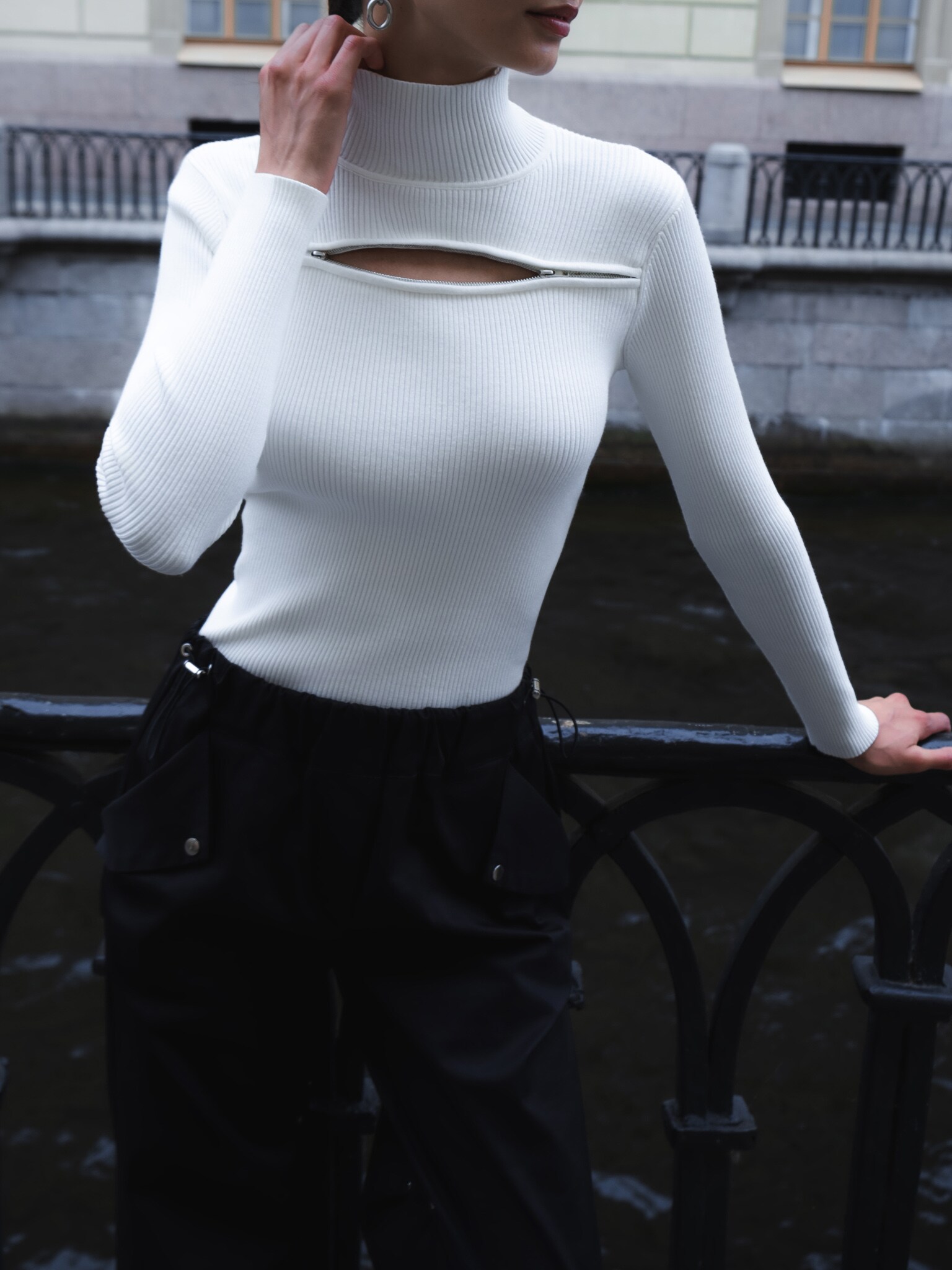 Водолазка в рубчик с горизонтальной молнией