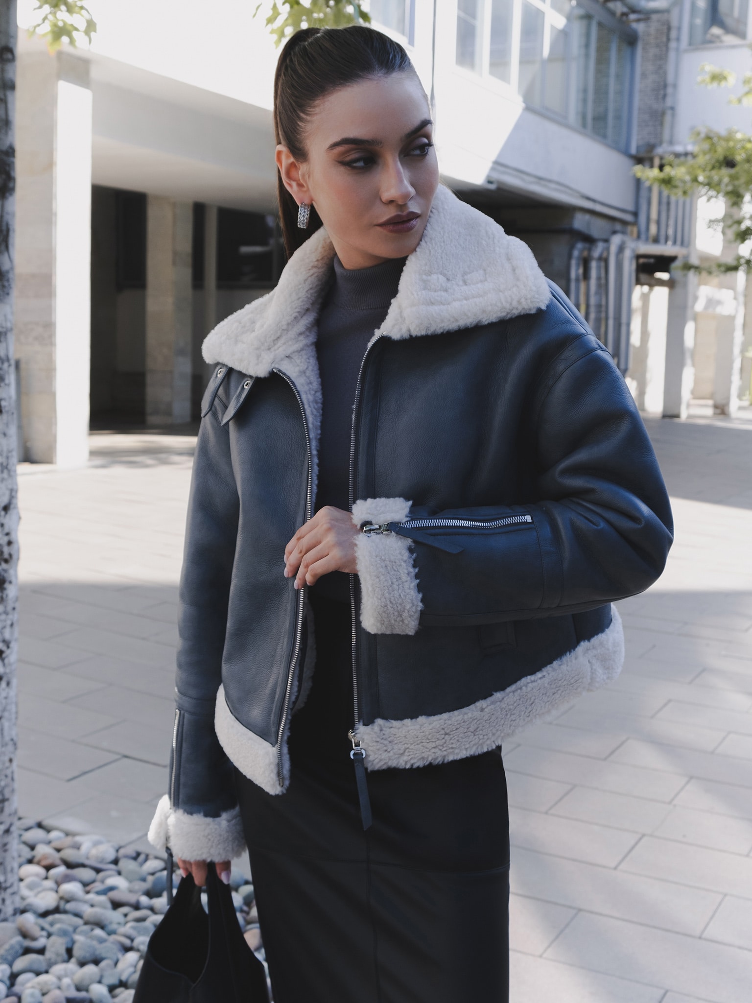 Дубленка прямого кроя с меховыми вставками