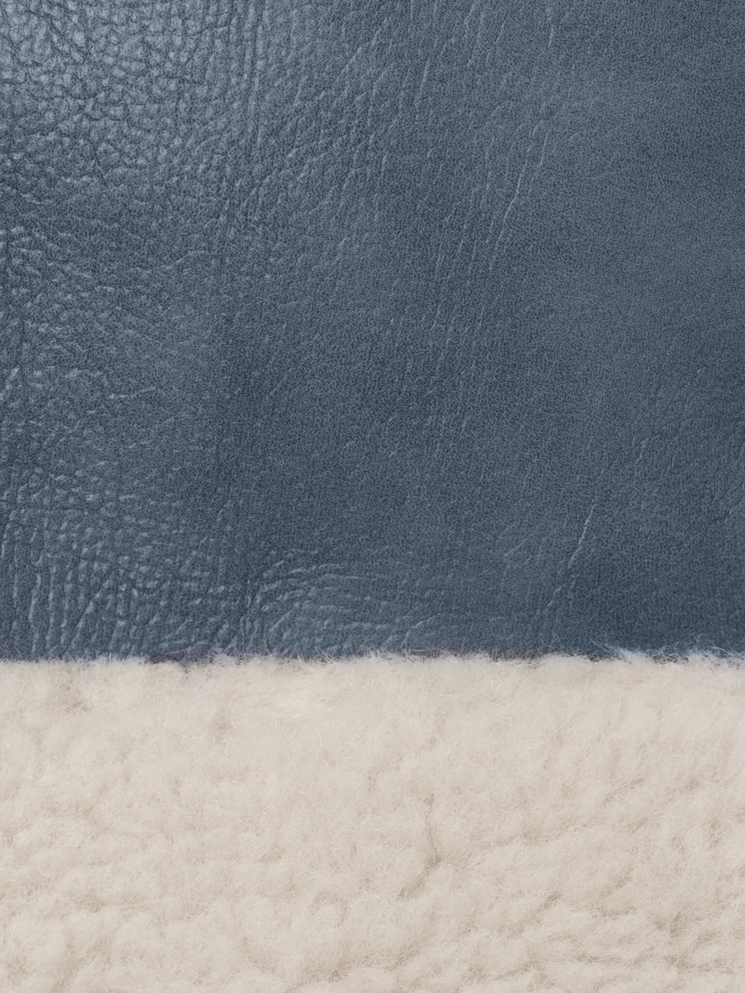 Дубленка прямого кроя с меховыми вставками