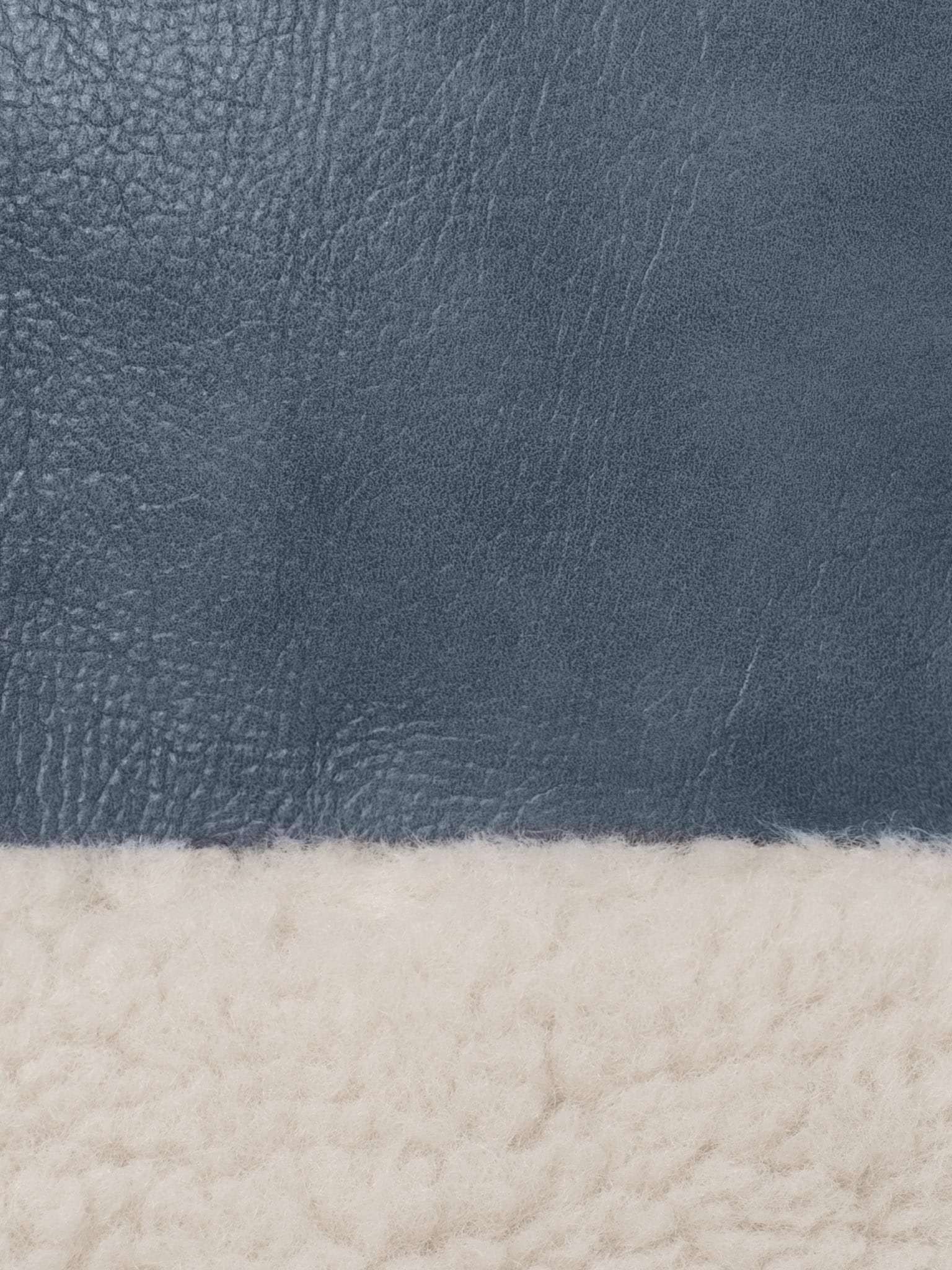 Дубленка прямого кроя с меховыми вставками