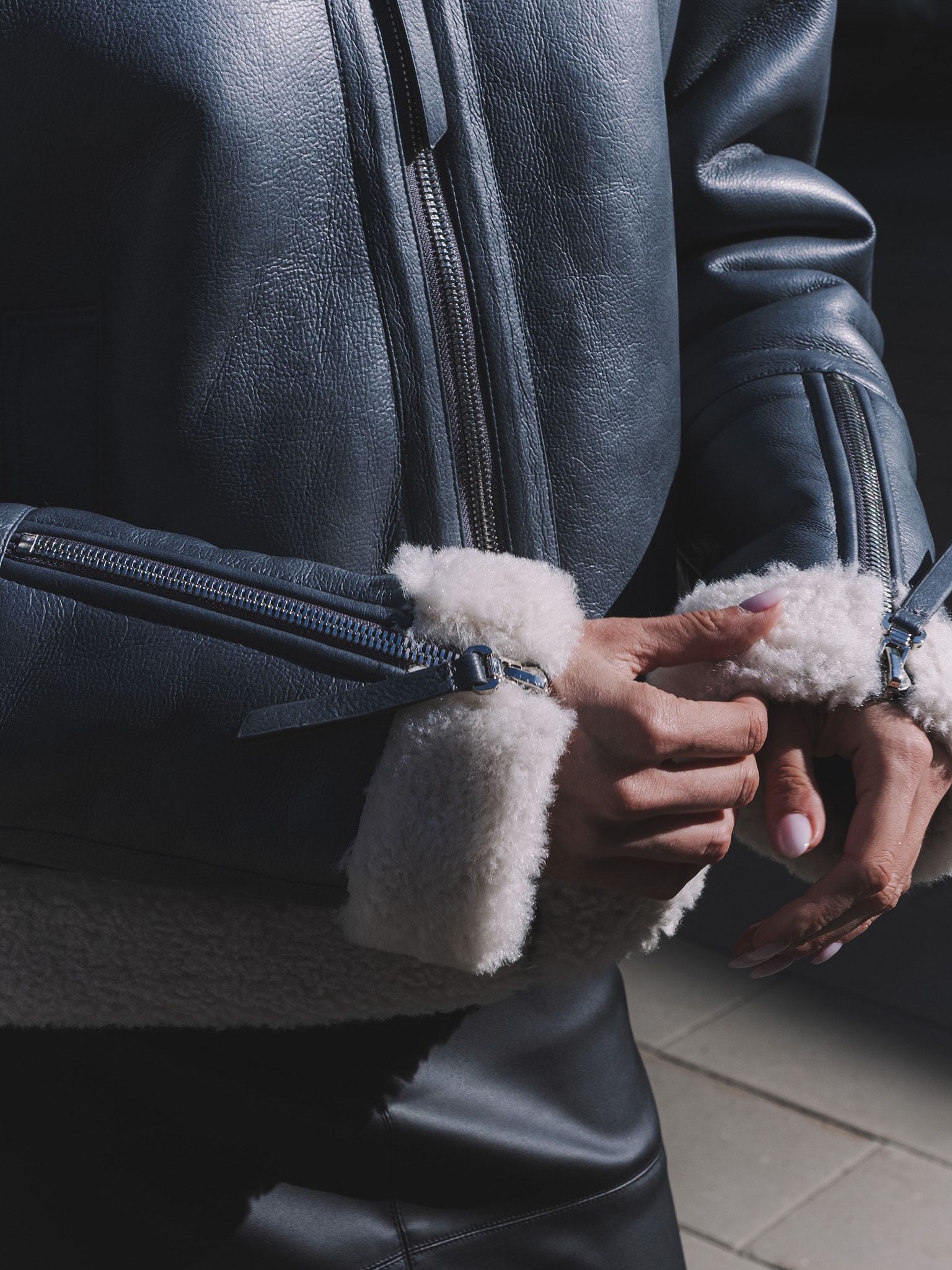 Дубленка прямого кроя с меховыми вставками