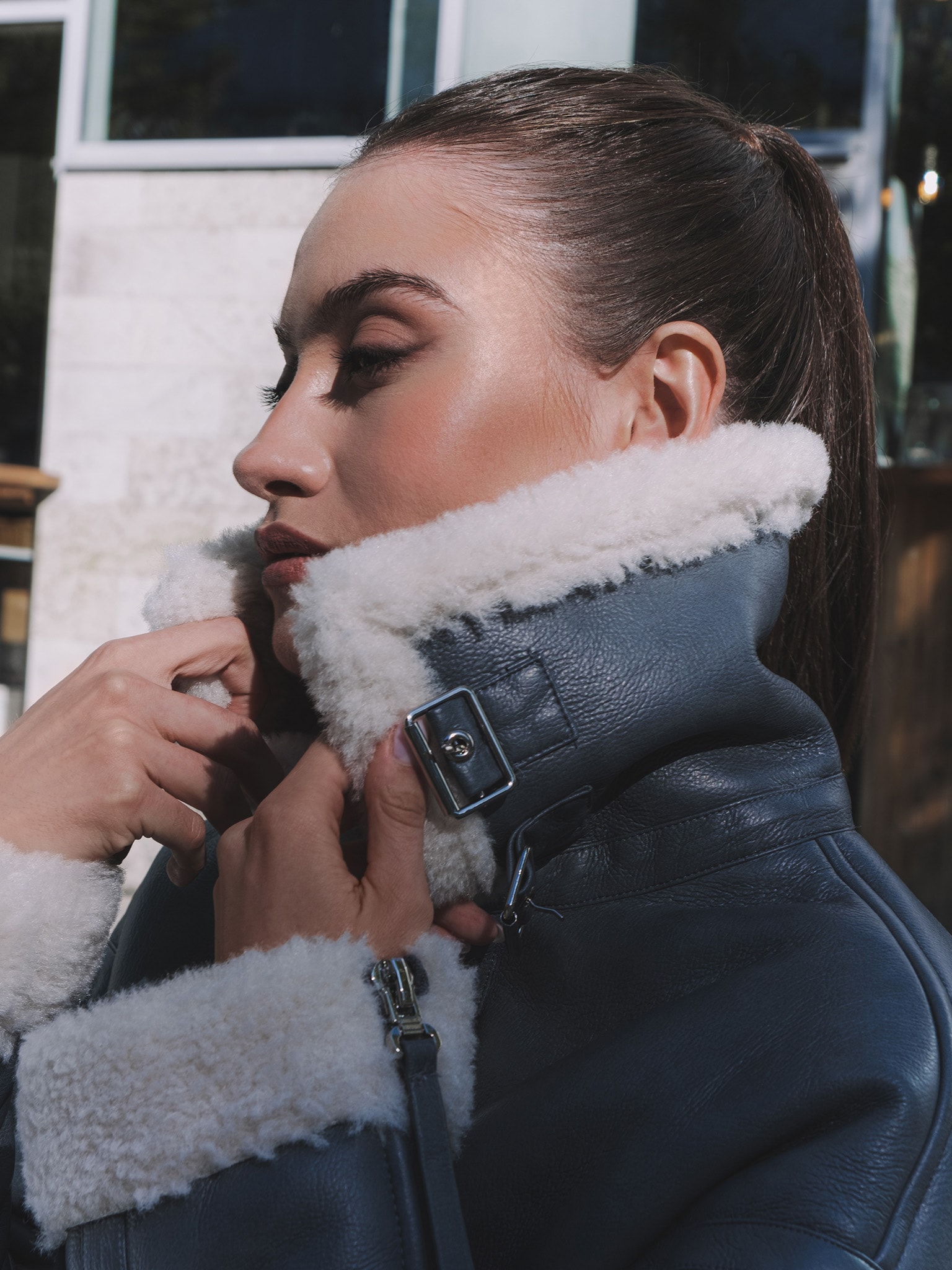 Дубленка прямого кроя с меховыми вставками