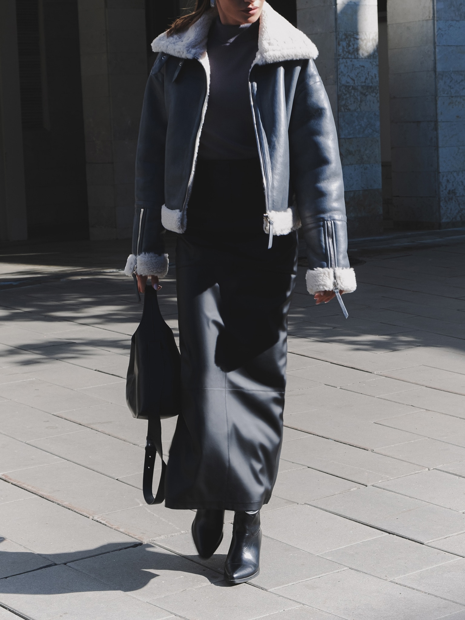 Дубленка прямого кроя с меховыми вставками