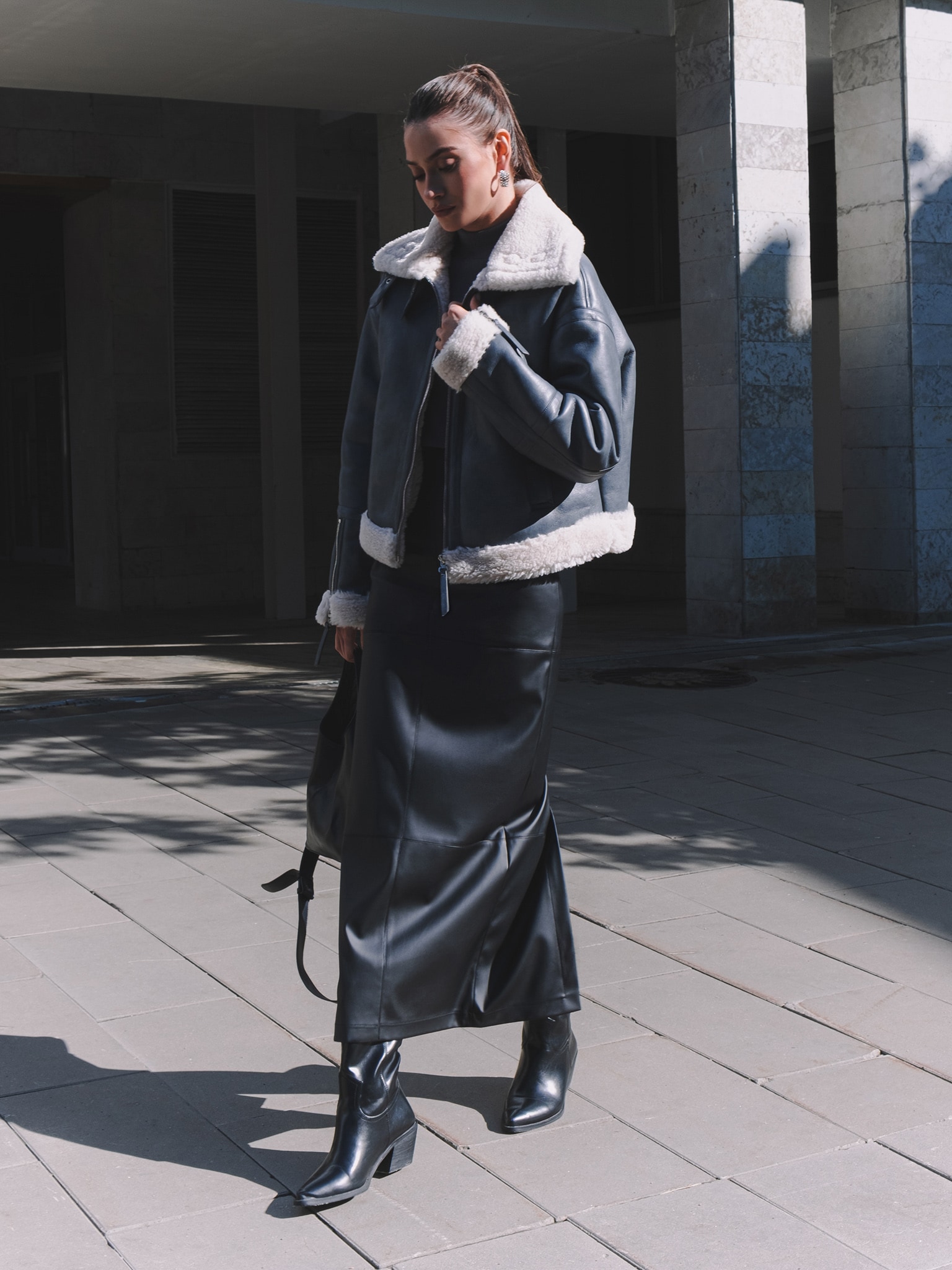 Дубленка прямого кроя с меховыми вставками