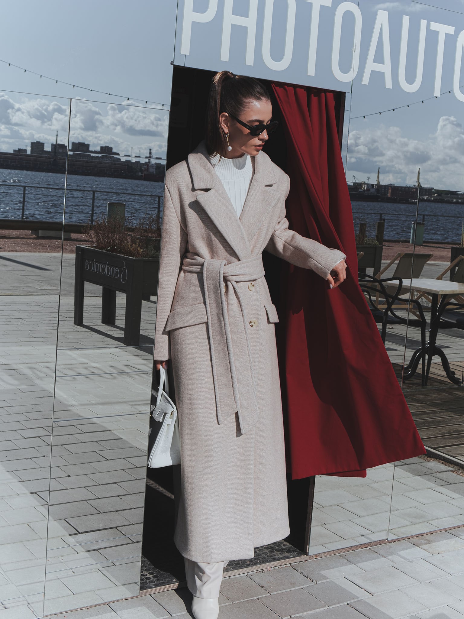 Wełniany płaszcz maxi z drobnym ornamentem