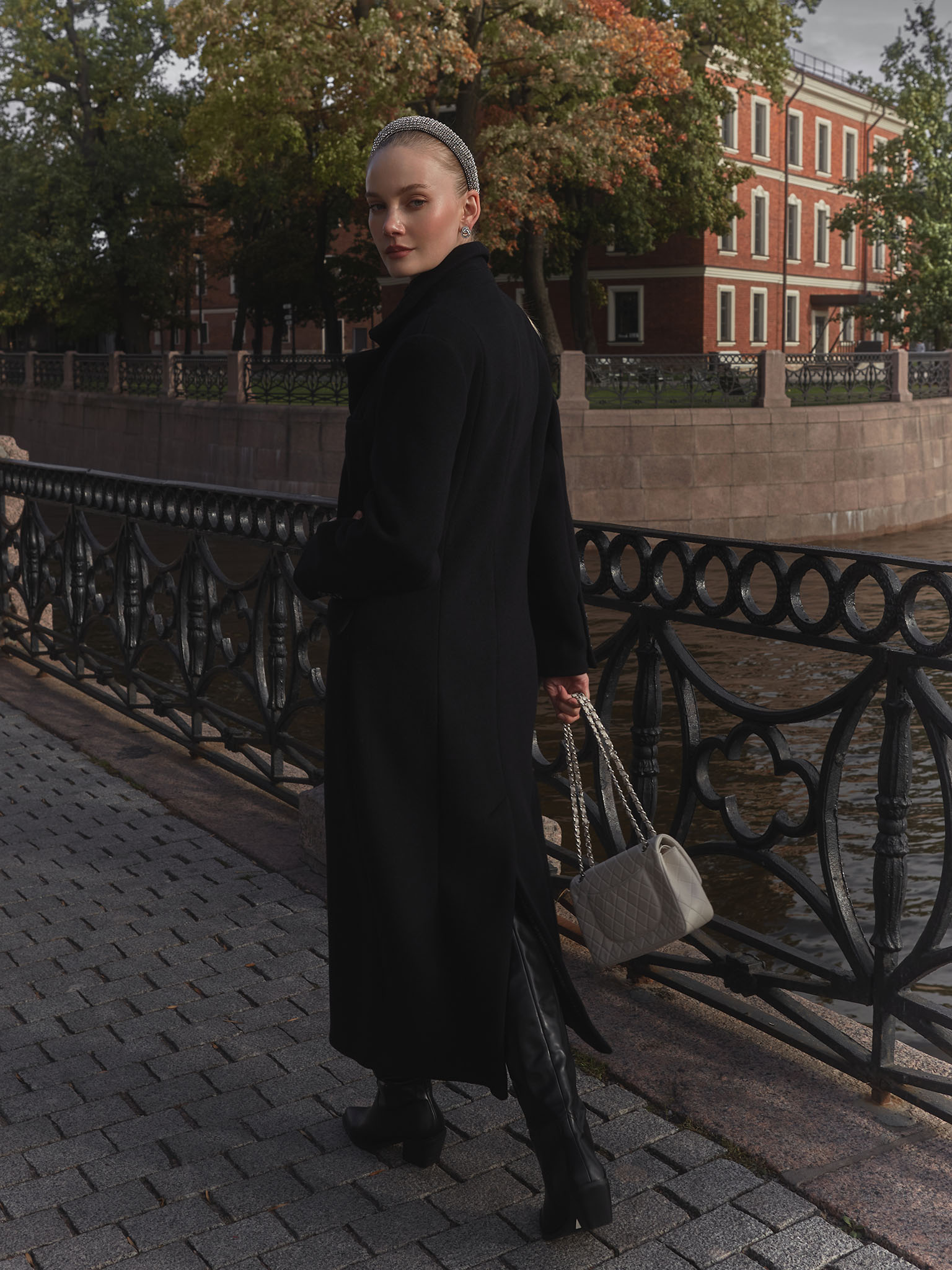 Приталенное пальто макси из однотонной ткани