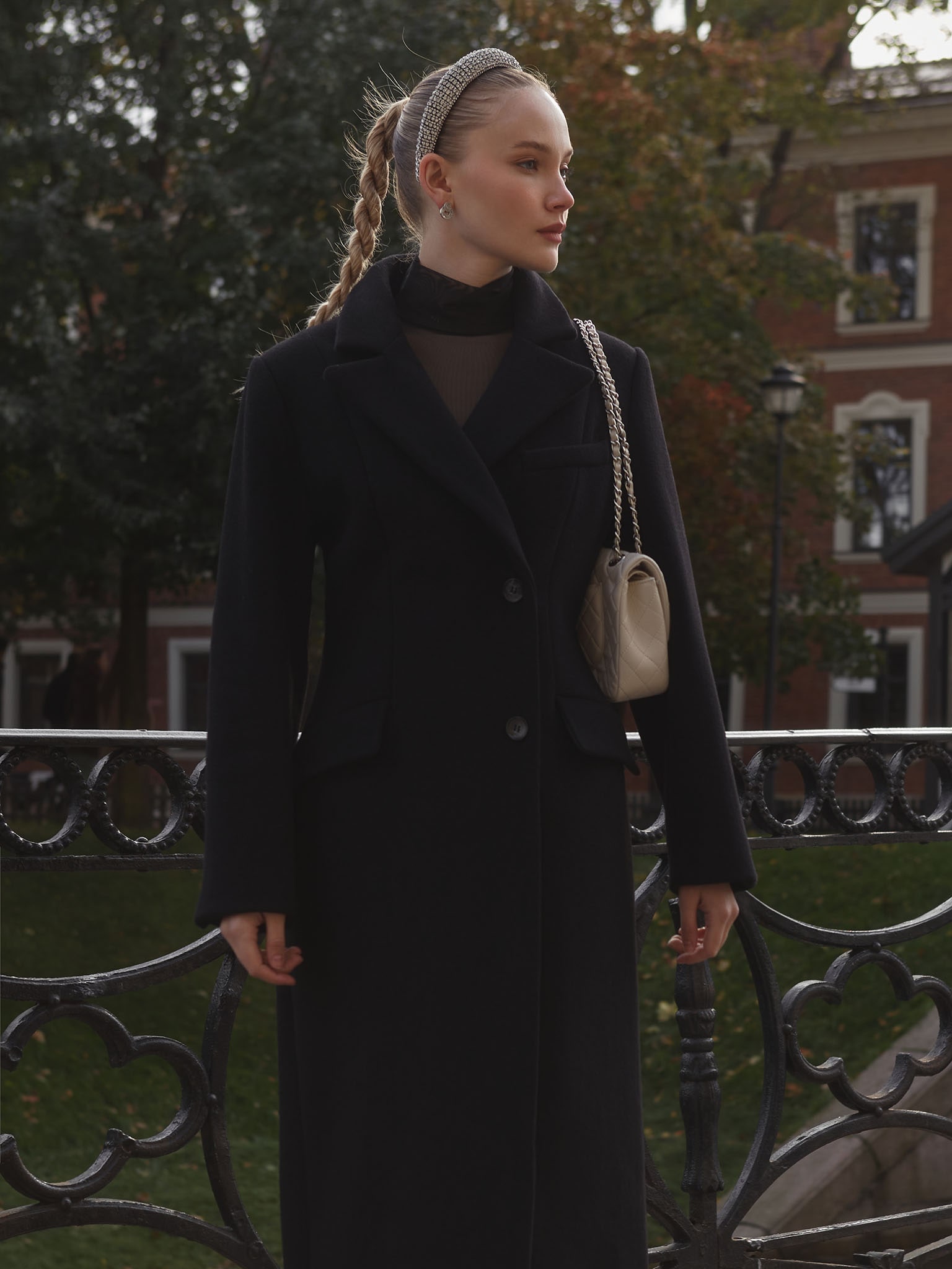 Приталенное пальто макси из однотонной ткани