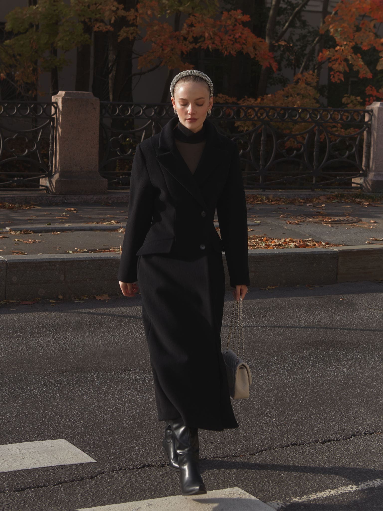 Приталенное пальто макси из однотонной ткани