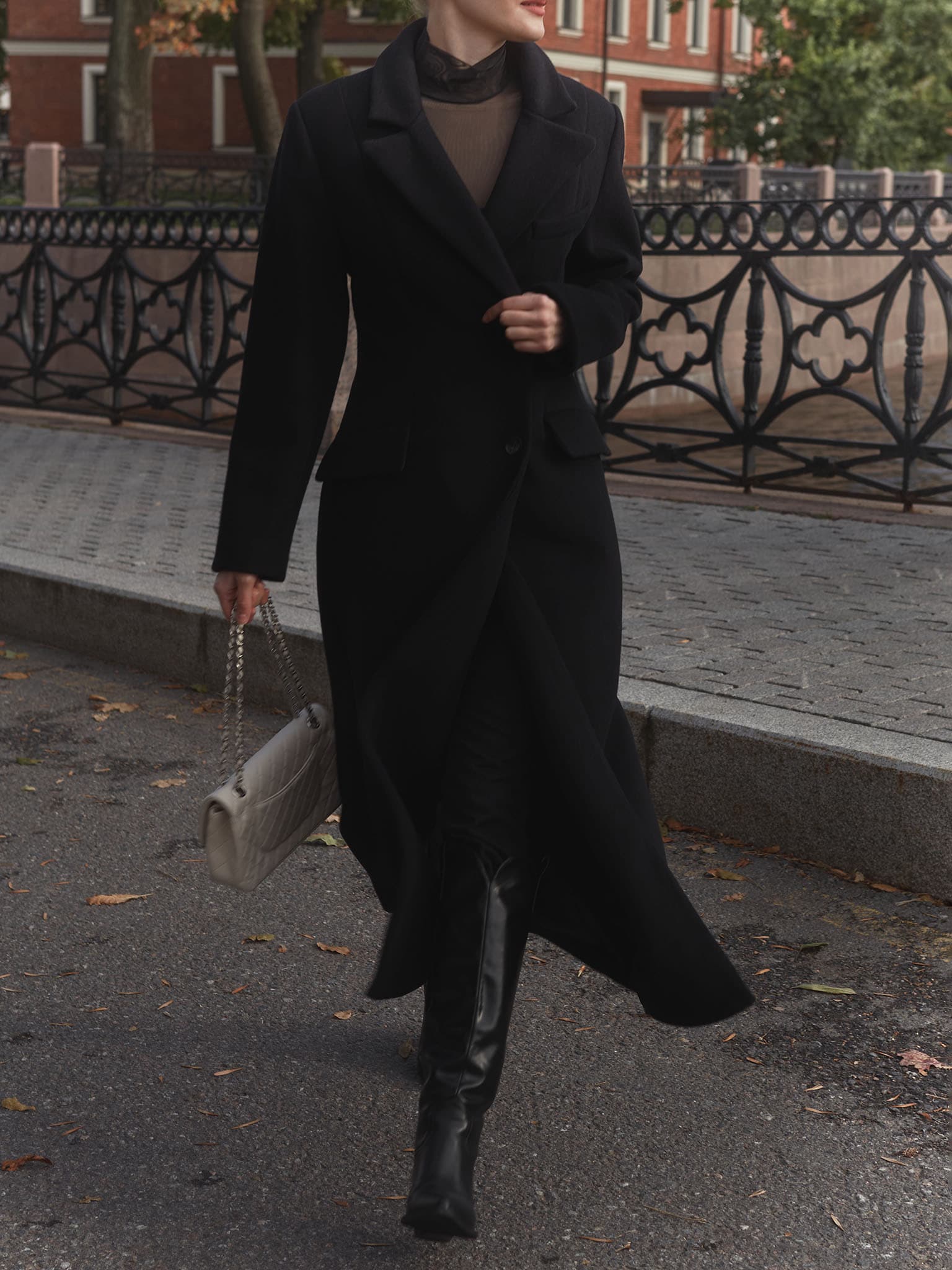 Приталенное пальто макси из однотонной ткани