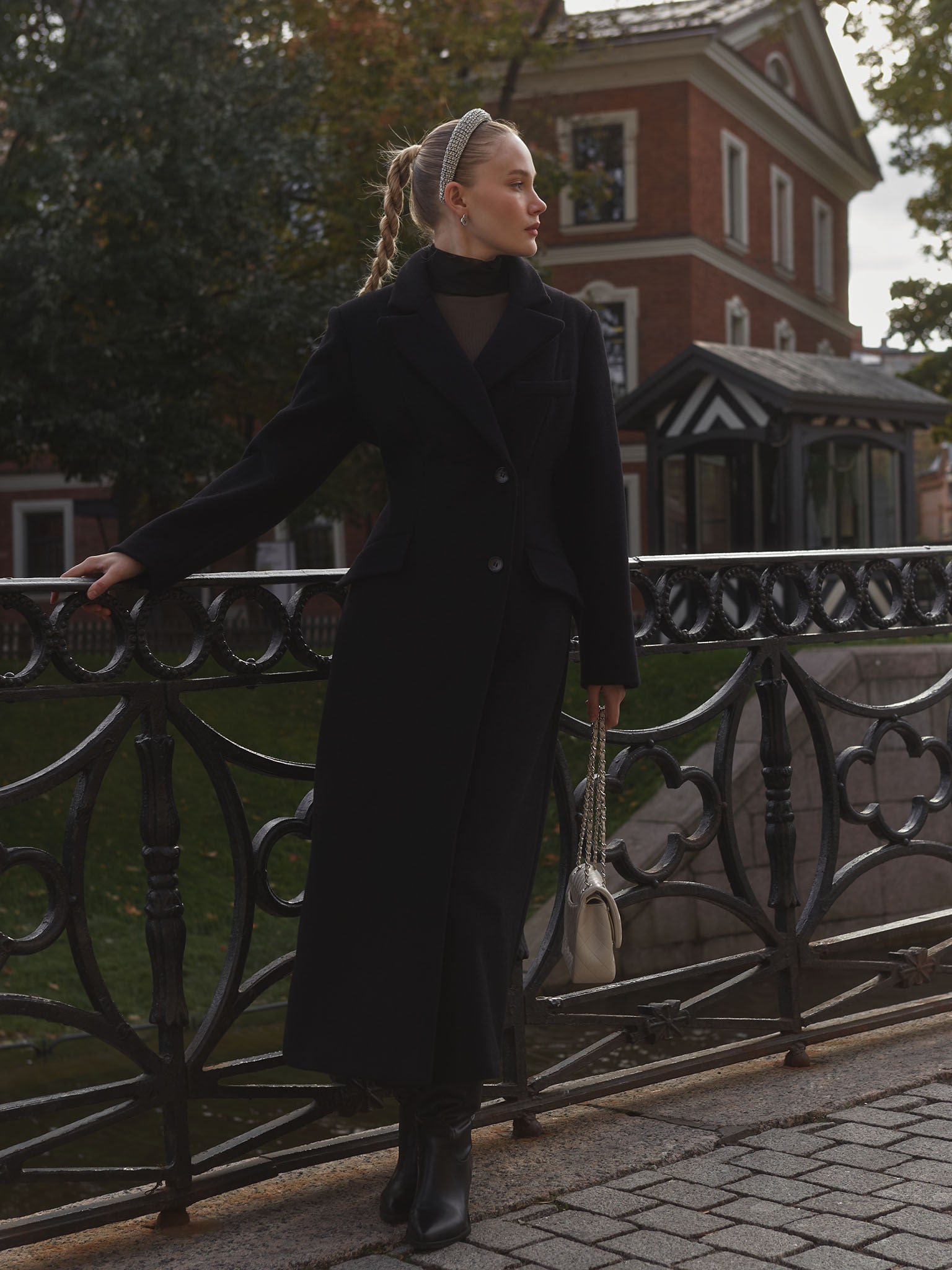 Приталенное пальто макси из однотонной ткани