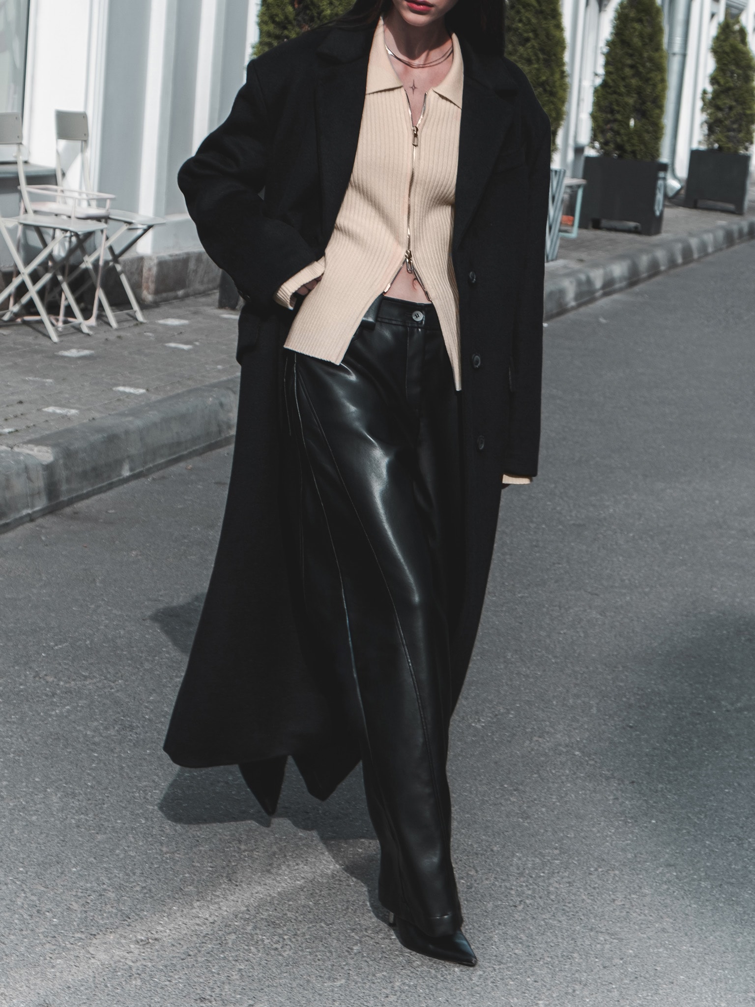 Oversize'owy płaszcz maxi z wełnianego materiału