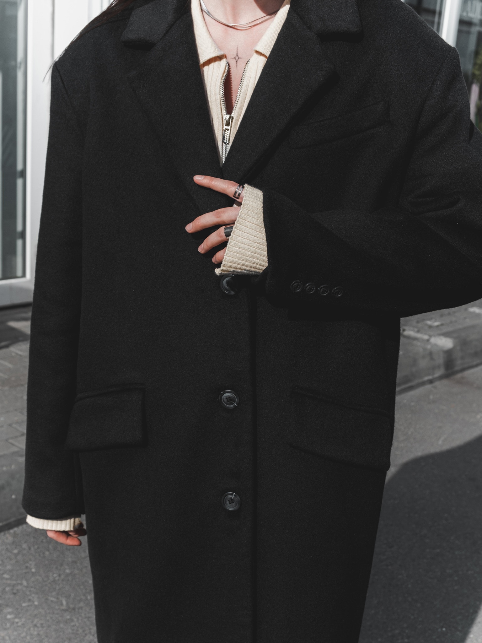 Oversize'owy płaszcz maxi z wełnianego materiału