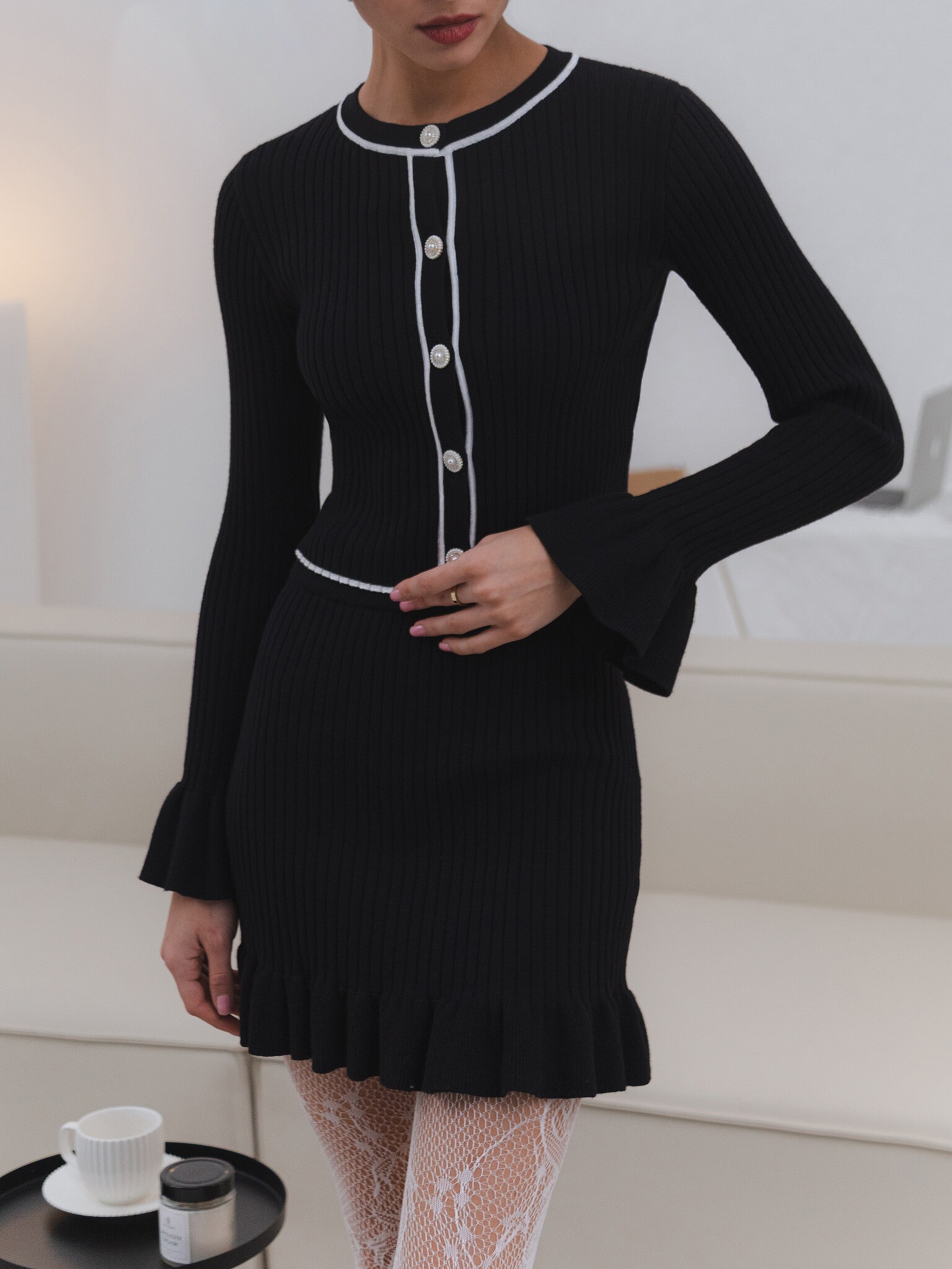 Strickjacke aus Rippstrick mit Volants am Ärmel