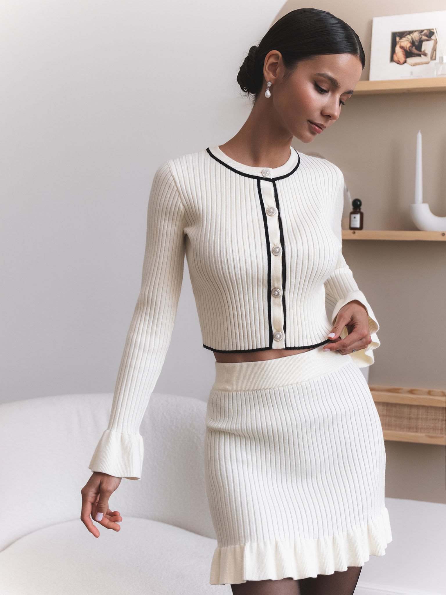 Strickjacke aus Rippstrick mit Volants am Ärmel